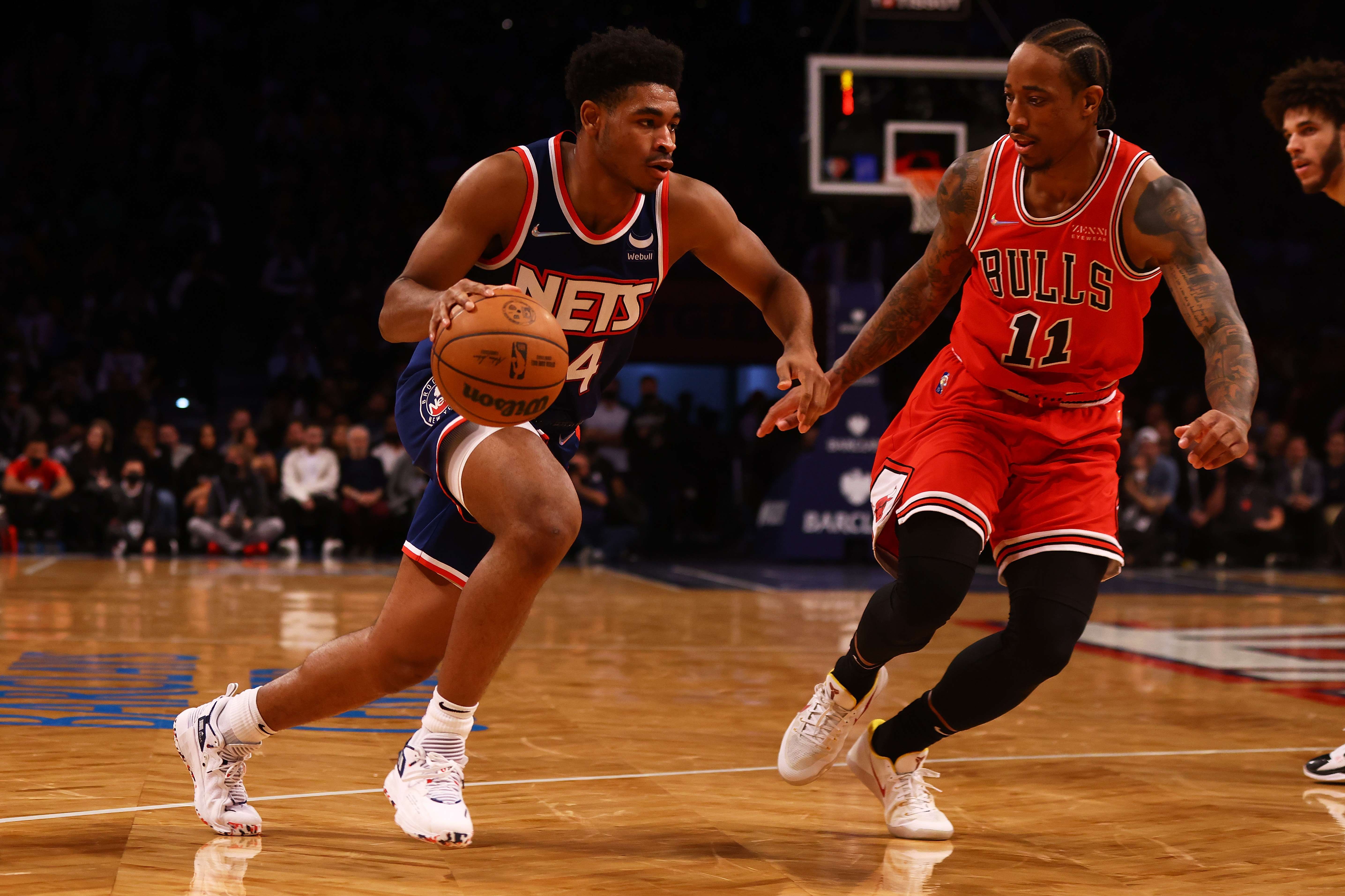 pemain Chicago Bulls DeMar DeRozan (kanan) mengawal pemain Brooklyn Nets dalam laga NBA.