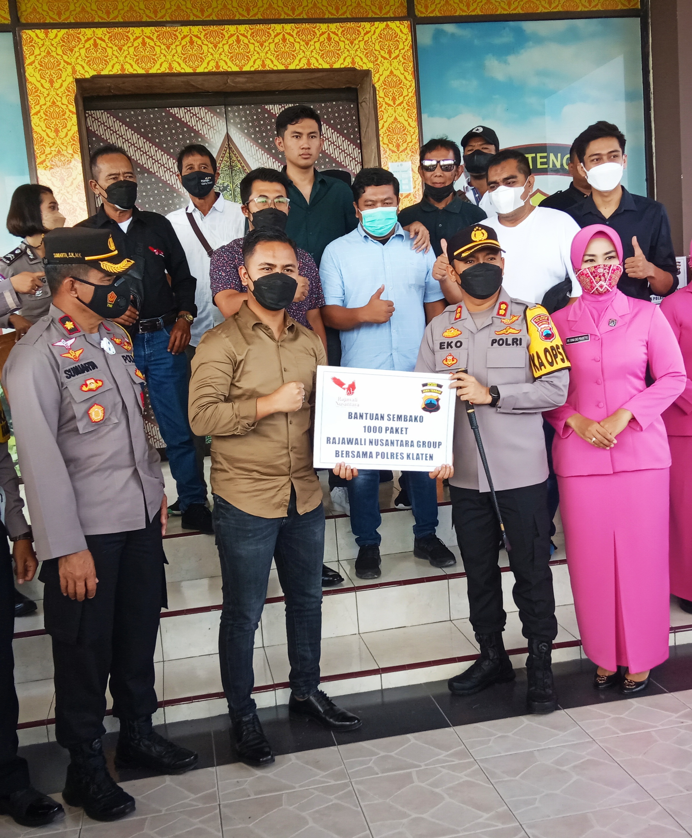  Dirut Rajawali Nusantara Group, Nayaka Sodiq Saputra menyerahkan paket sembako kepada Kapolres AKB Eko Prasetyo untuk diberikan ke warga