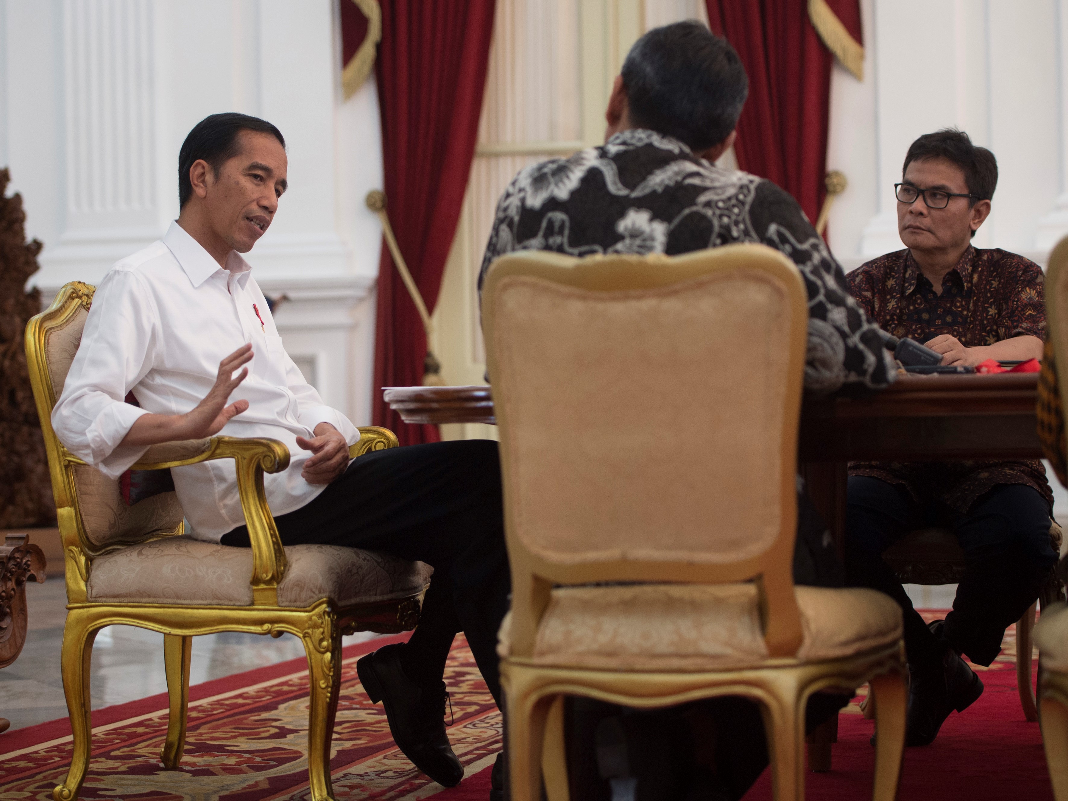 Presiden Joko Widodo (kiri) bersama Johan Budi (kanan).