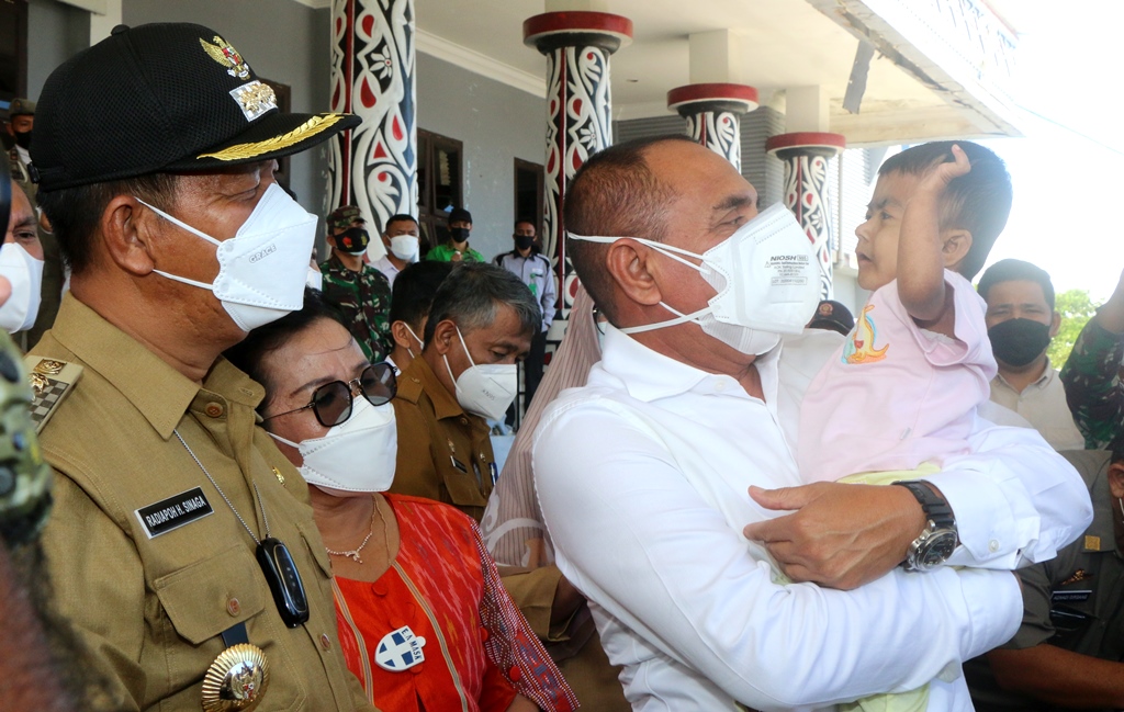 Gubernur Sumatra Utara Edy Rahmayadi menggendong bayi