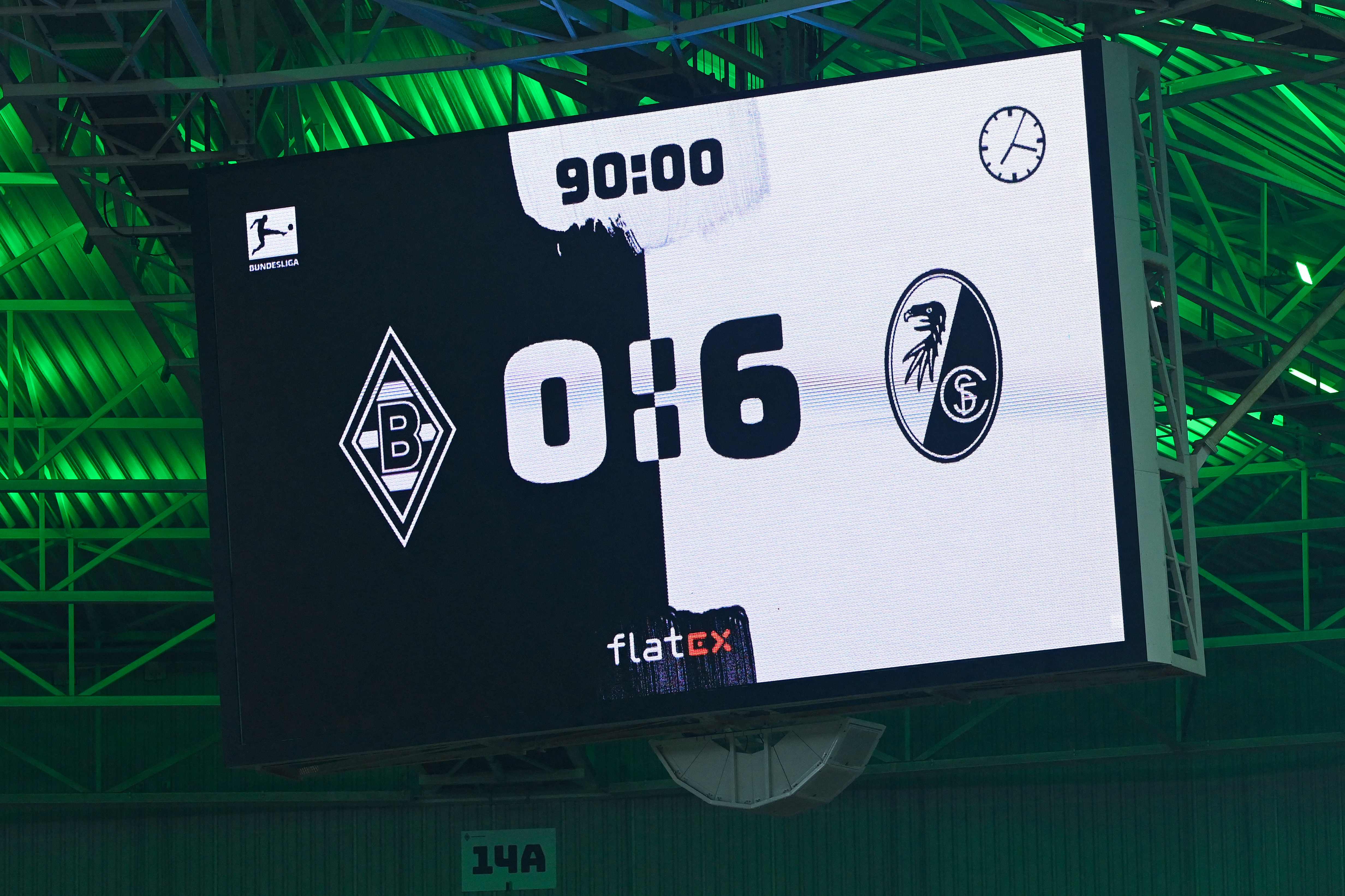 Skor akhir laga Bundesliga antara Borussia Moenchengladbach dan Freiburg terlihat di layar stadion.