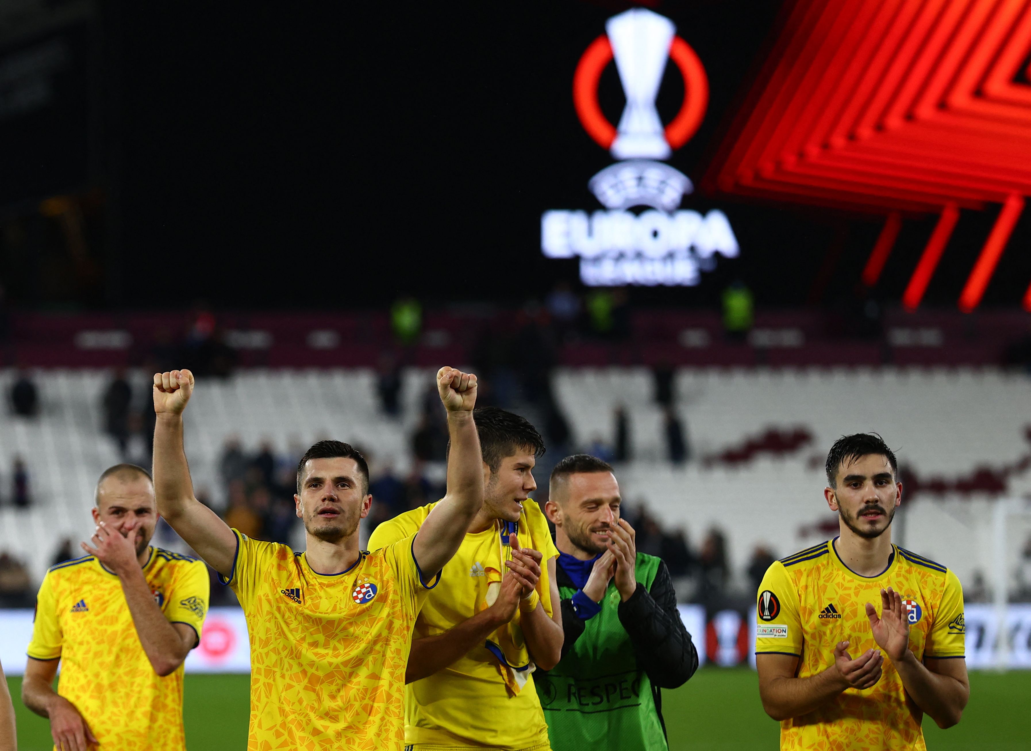Para pemain Dinamo Zagreb merayakan kemenangan mereka atas West Ham United selepas laga Liga Europa.