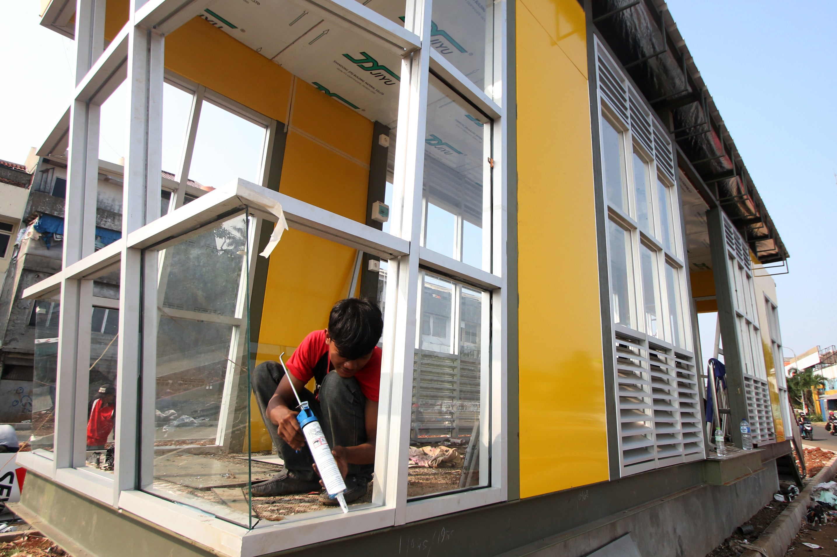 Transjakarta Meluncur Nabrak Tembok, Sopir Diduga Lalai Pasang Rem Parkir