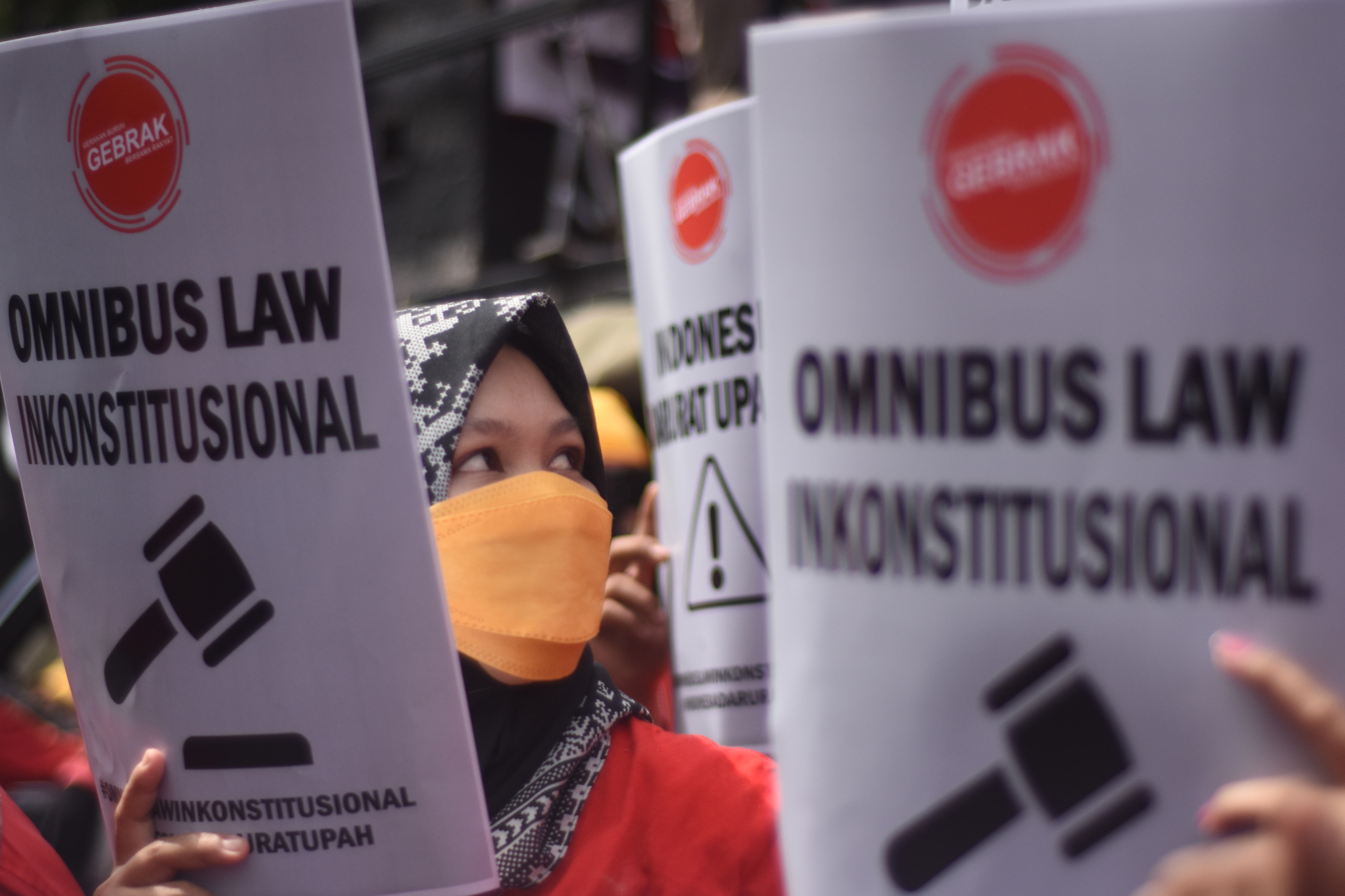 Buruh dari berbagai aliansi menggelar unjuk rasa menolak besaran kenaikan Upah Minimum Provinsi (UMP) dan UU Omnibus Law di depan Balai Kota