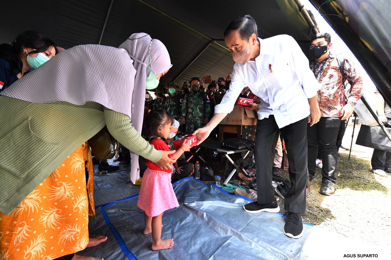 Presiden Joko Widodo mengunjungi posko pengungsian erupsi Gunung Semeru