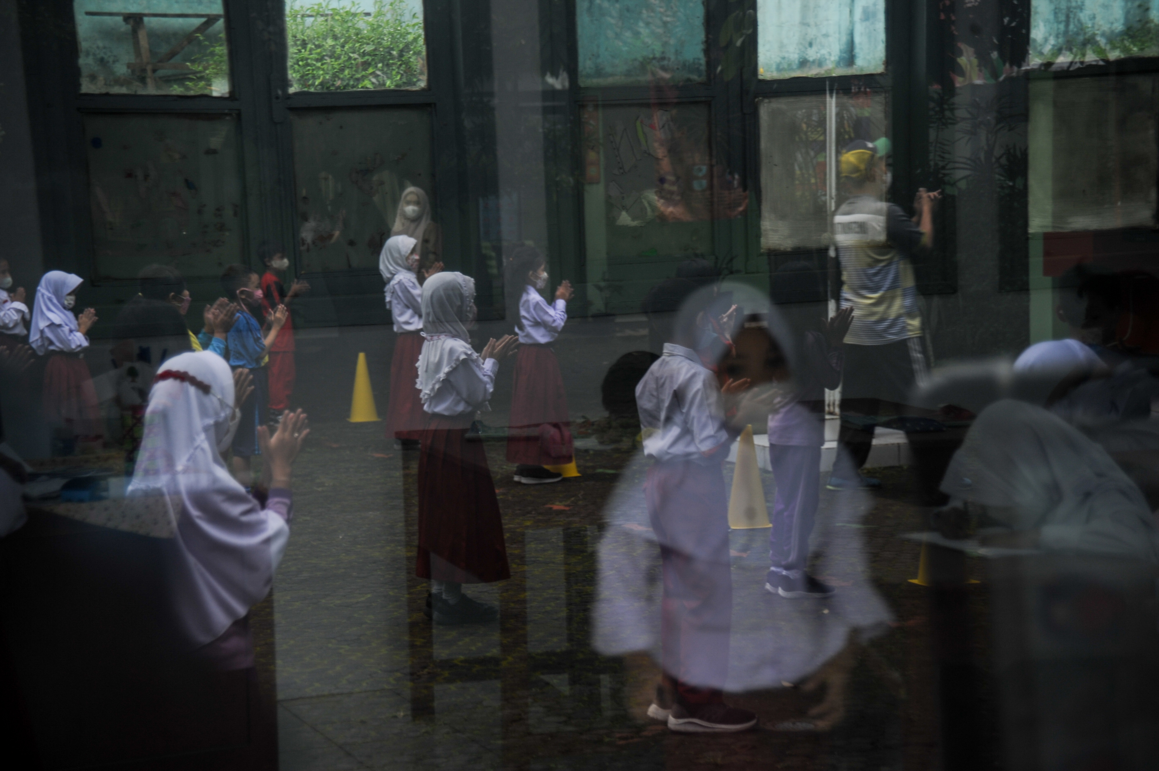 Sejumlah murid melaksanakan senam pagi sebelum melaksanakan PTM terbatas di SDN 065 Cihampelas, Bandung, Jawa Barat, Selasa (6/12/2021).