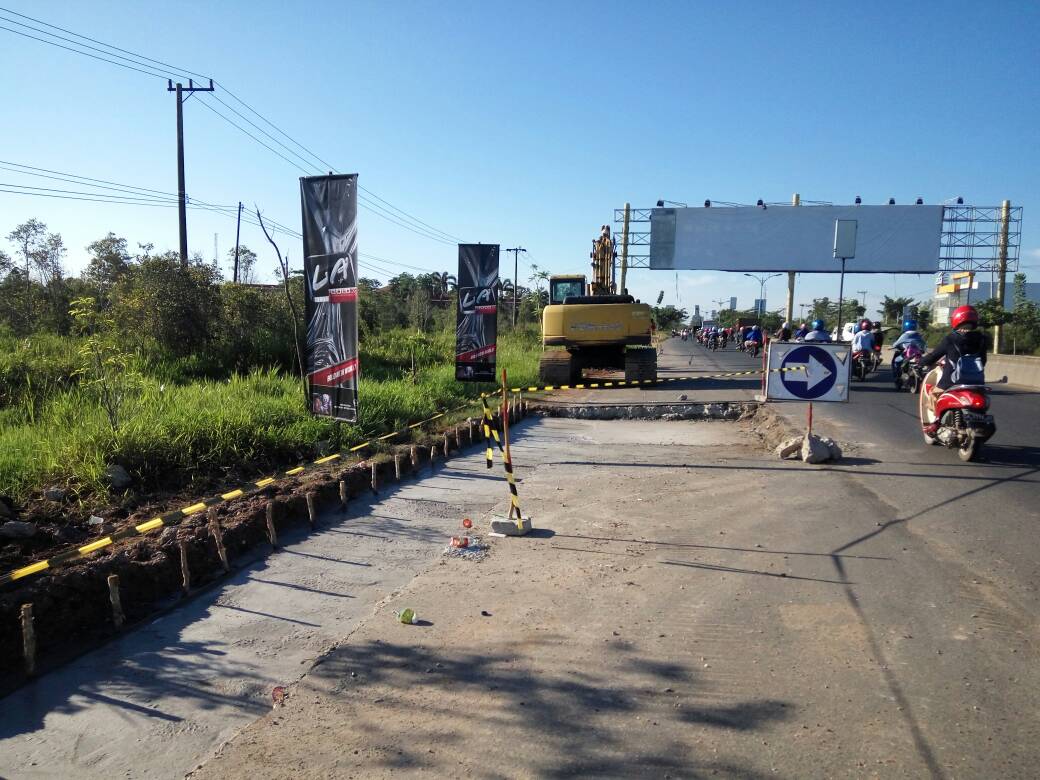  Kondisi perbaikan ruas jalan Trans Kalimantan Jalan A Yani Km 17 Kabupaten Banjar, Kalsel.