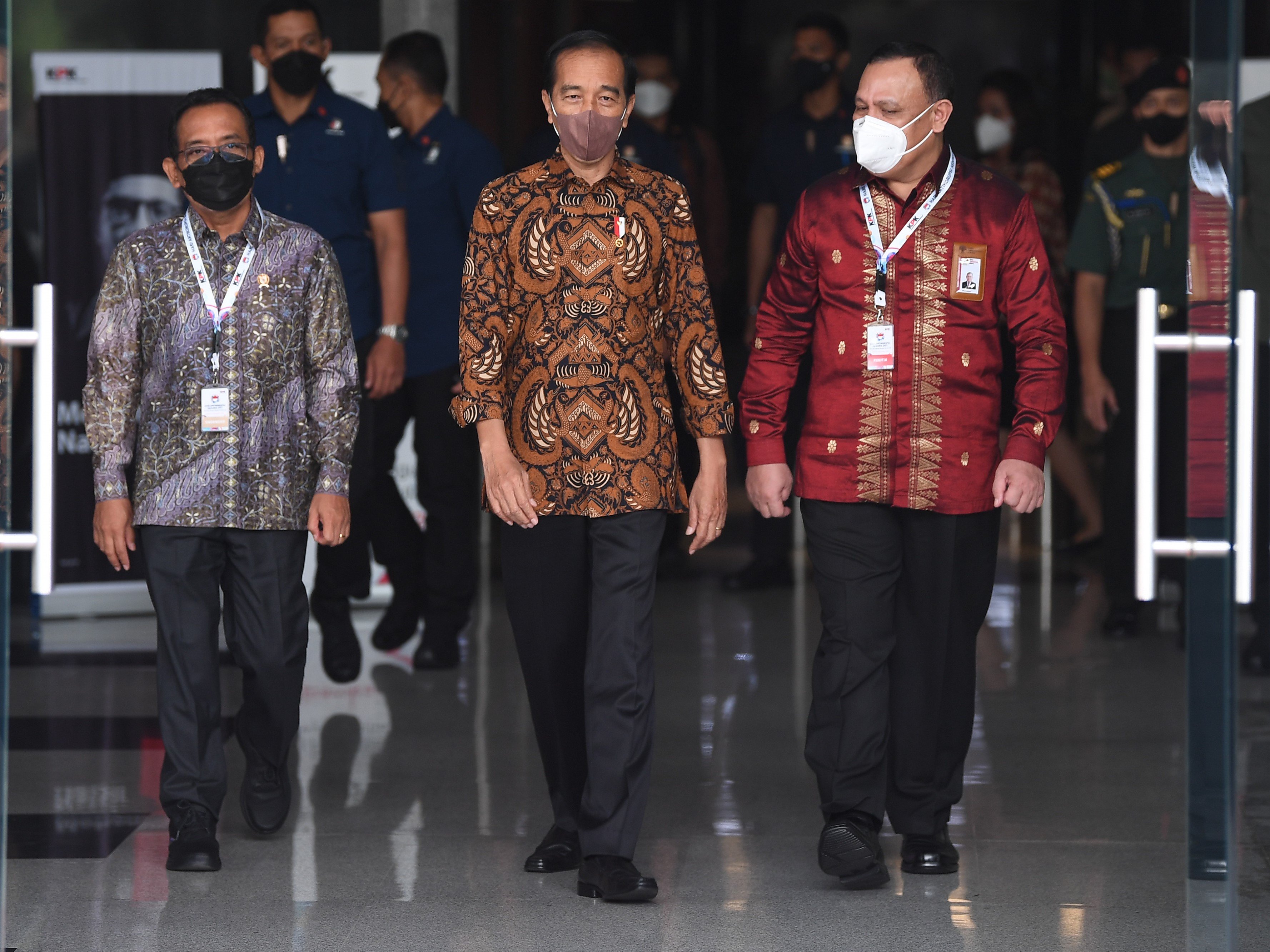 Presiden Joko Widodo (tengah) didampingi Mensesneg Pratikno (kiri) dan Ketua KPK Firli Bahuri berjalan meninggalkan Gedung Merah Putih KPK.