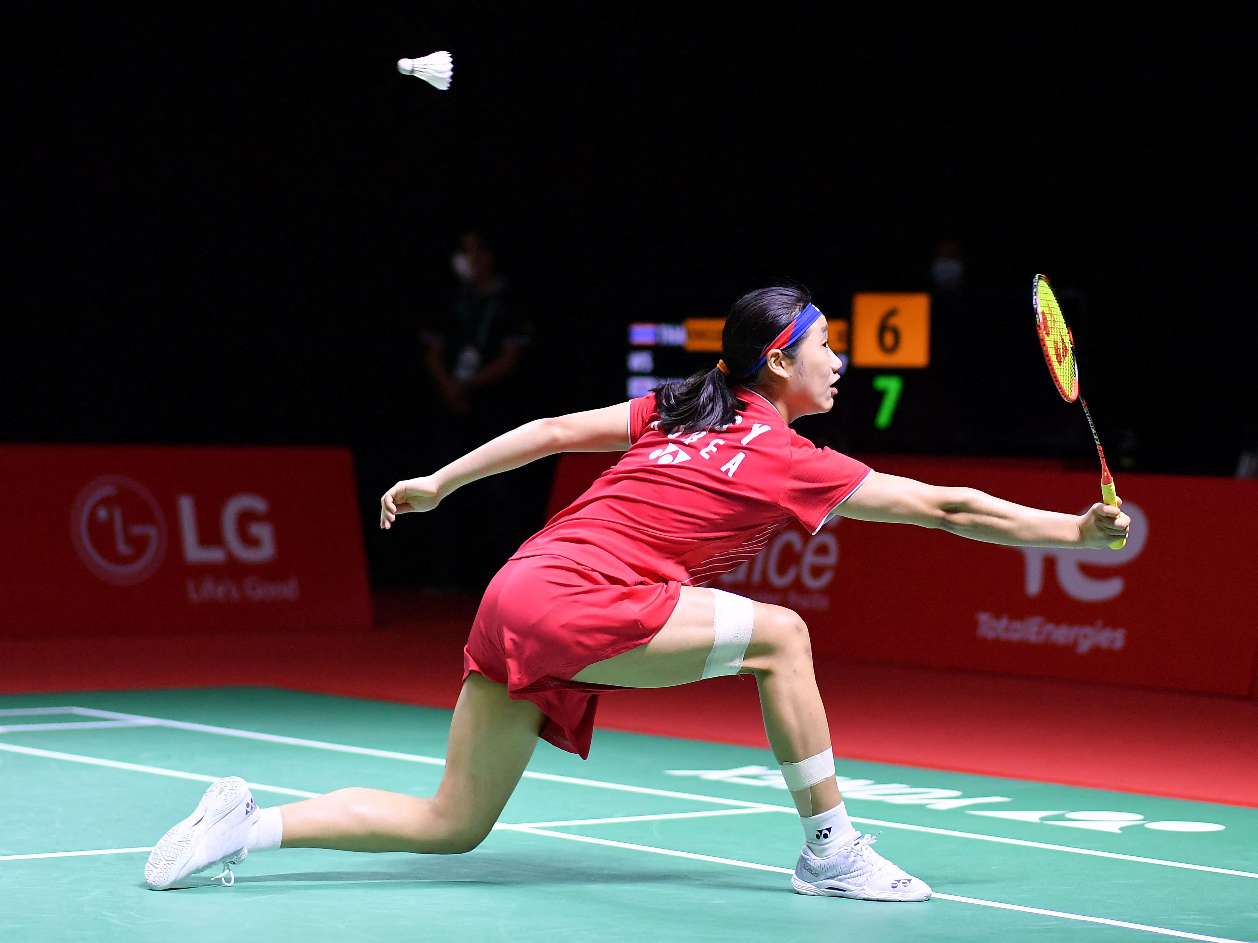 Aksi pebulu tangkis putri Korea Selatan, An Se-Young, saat mengembalikan shuttlecock.