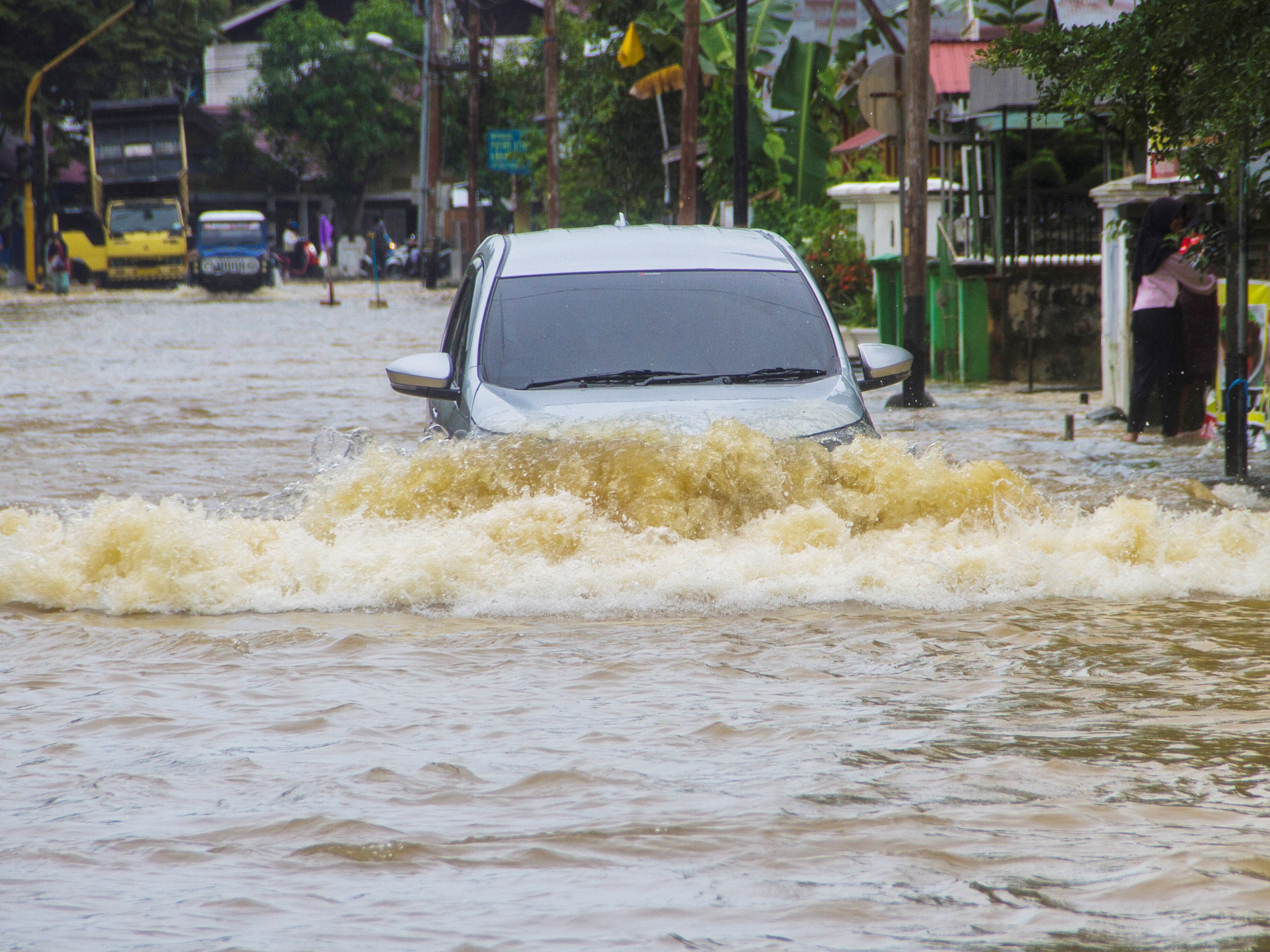 Pentingnya Asuransi Kendaraan di Musim Penghujan