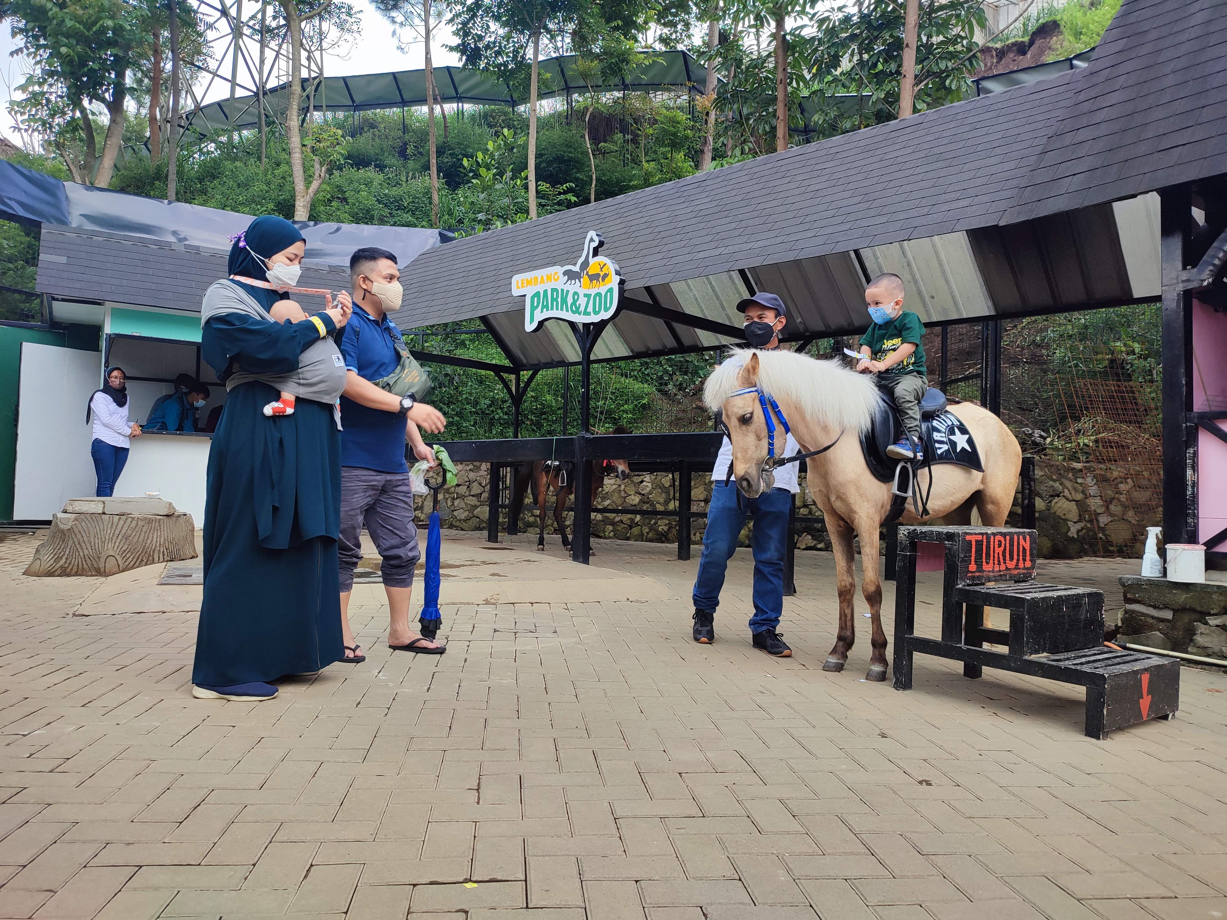 Wisatawan mengunjungi  Lembang Park and Zoo 