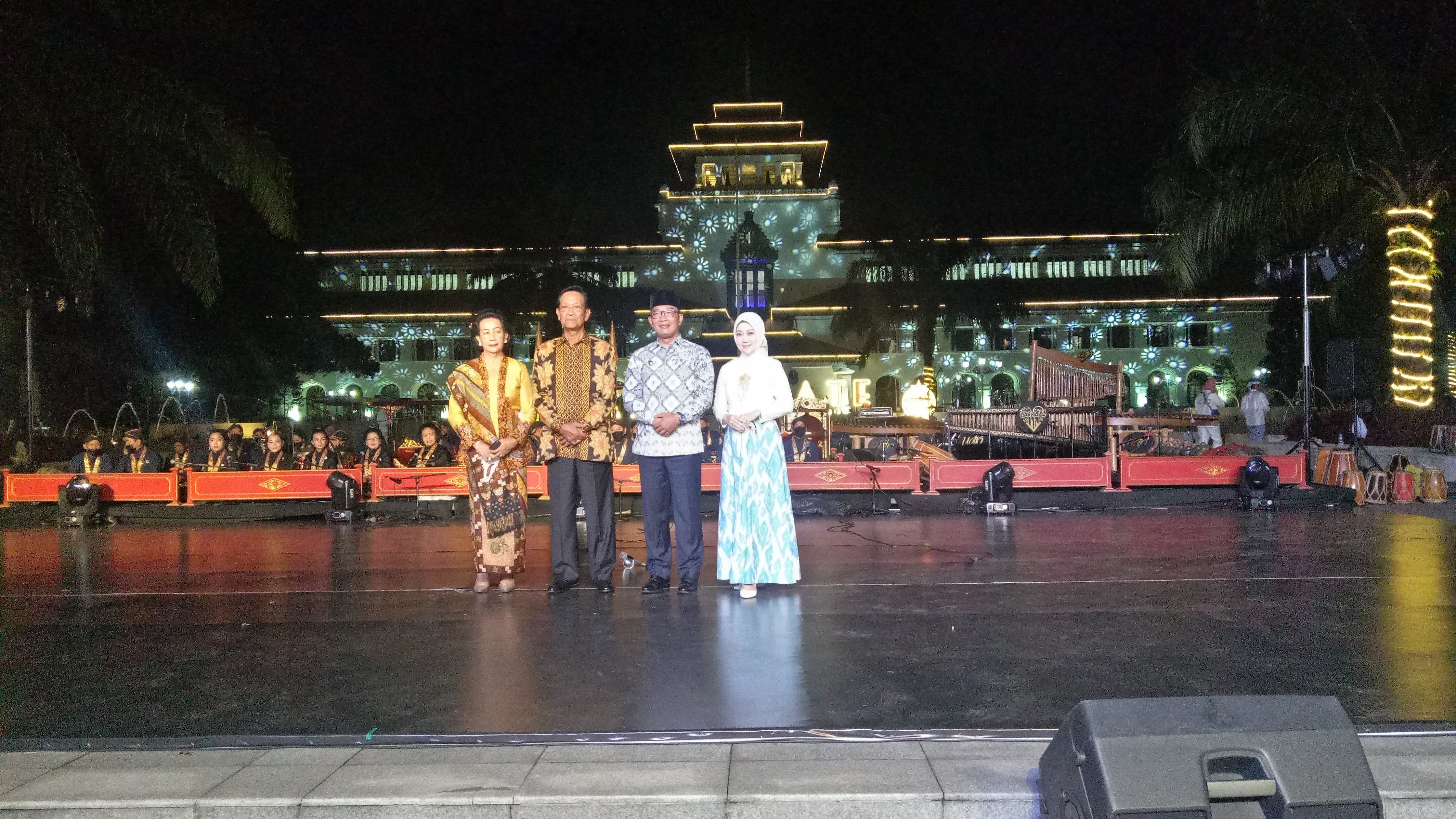 Gubernur Jawa Barat Ridwan Kamil dan istri serta Gubernur DIY Sri Sultan Hamengku Buwono X dan istri saat menghadiri Malam Budaya di Bandung