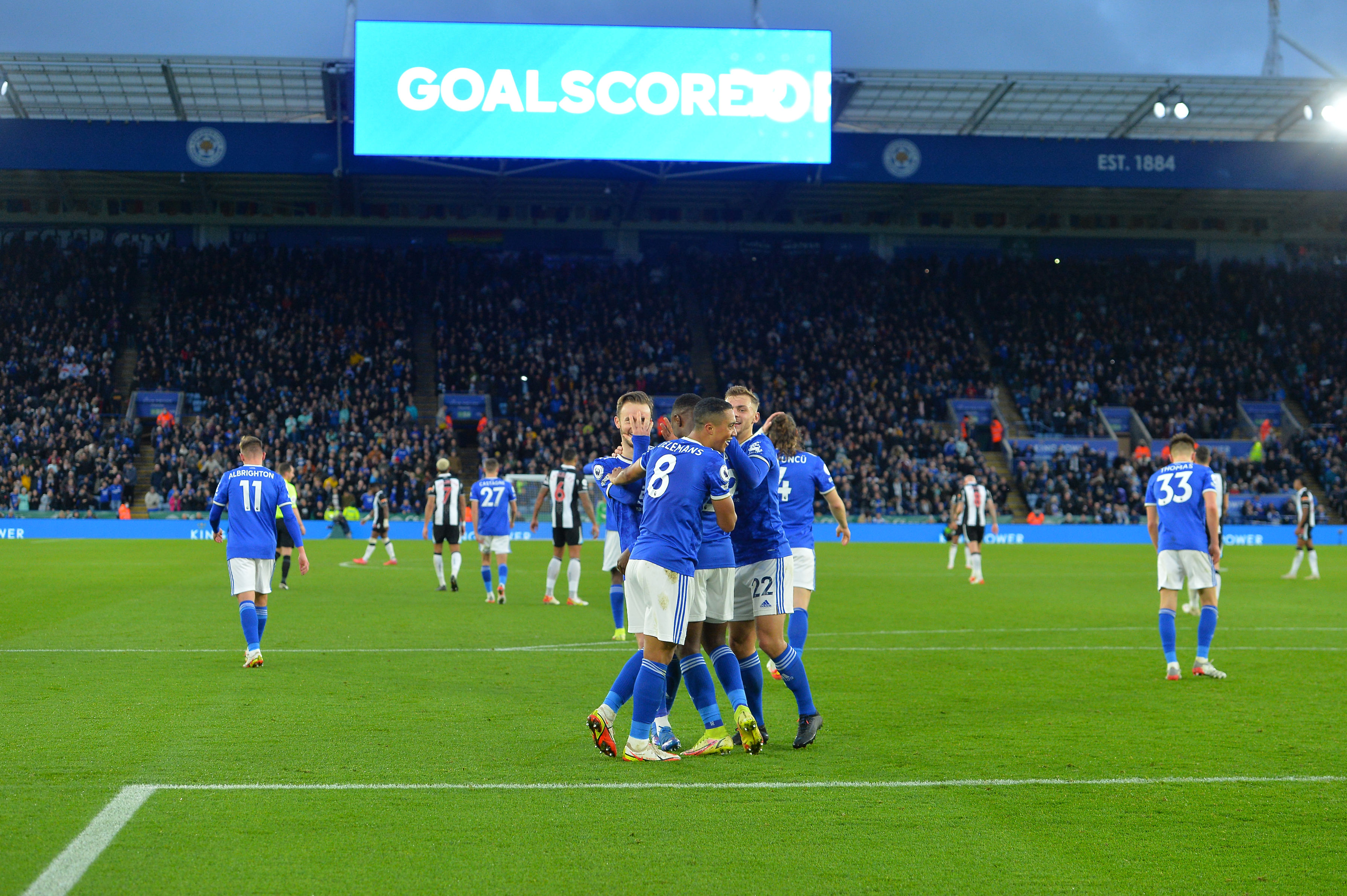 Pemain Leicester merayakan kemenangan atas Newcastle