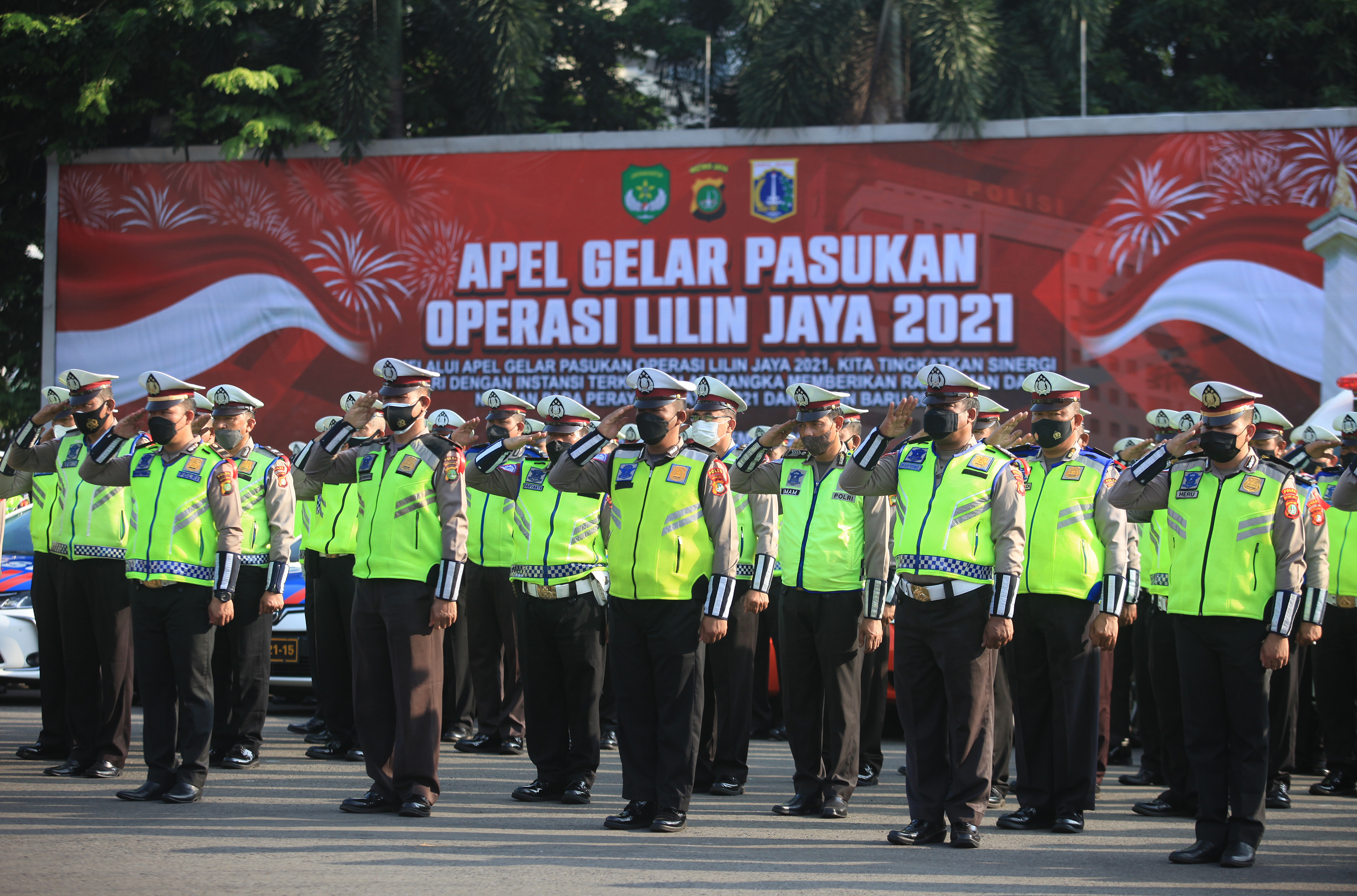 Sejumlah personel kepolisian mengikuti Apel Gelar Pasukan Operasi Lilin Jaya 2021 di lapangan Polda Metro Jaya, Jakarta, Kamis (23/12).