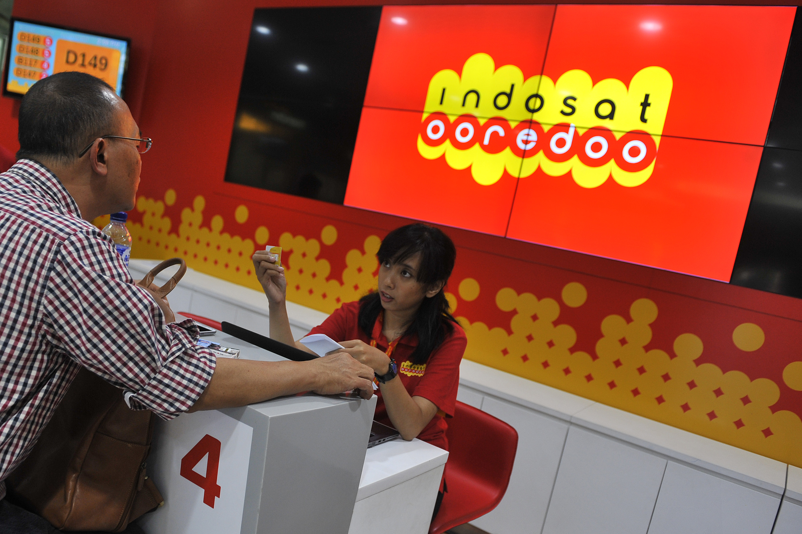 Petugas melayani pelanggan Indosat Ooredoo 