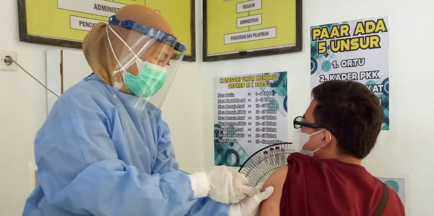 Seorang warga Pangkalpinang, Bangka Belitung, menjalani vaksinasi