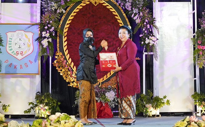 DirekturMarketing CV Sinarfood Healthindo Fasichah Tia Nur (kiri) mendapatkan gelar kehormatan dari Keraton Kasunanan Hadiningrat.