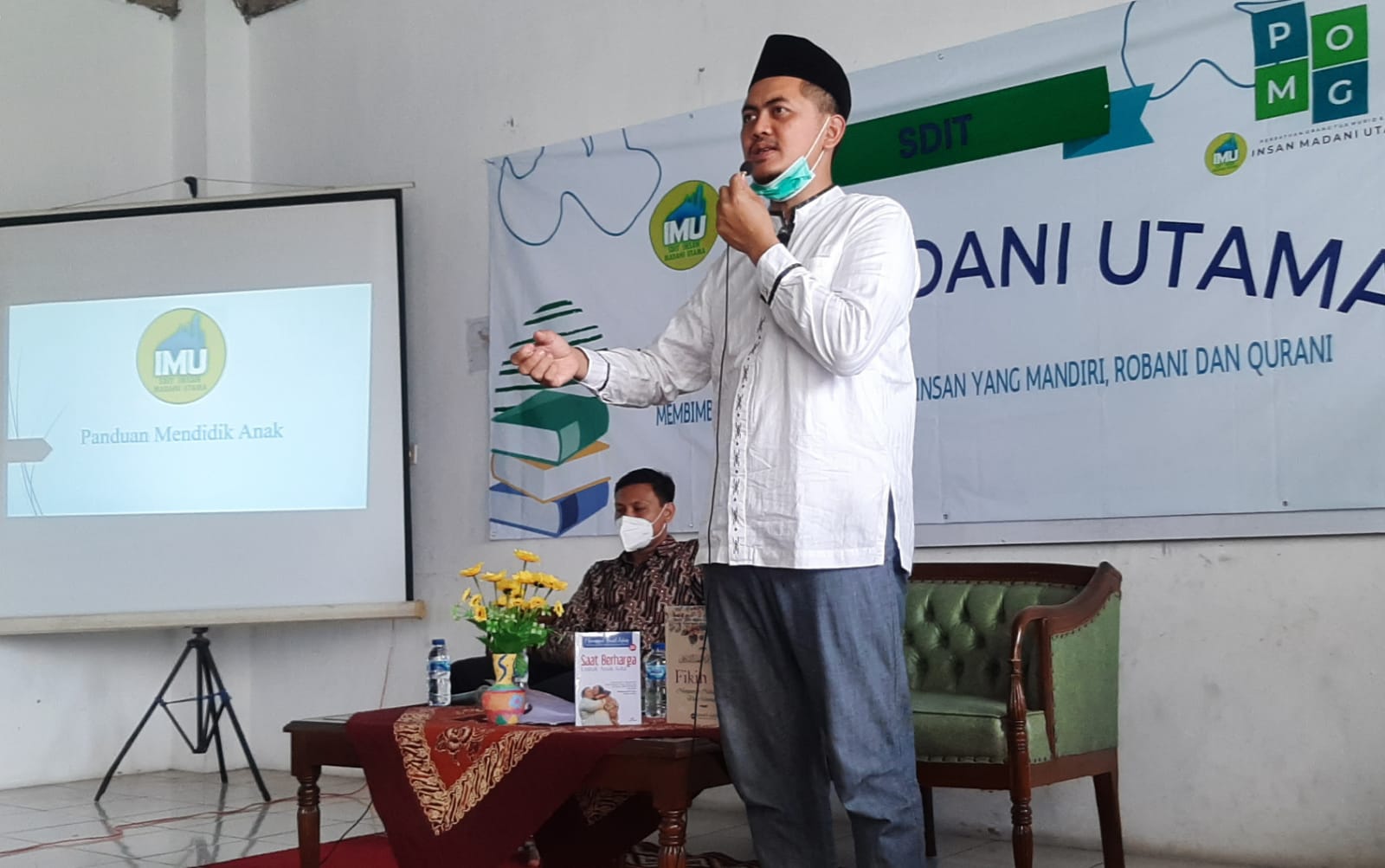 Acara bedah buku 'Panduan Mendidik Anak' karya Syaikh Abdussalam As Sulaiman di SDIT Insan Madani Utama.