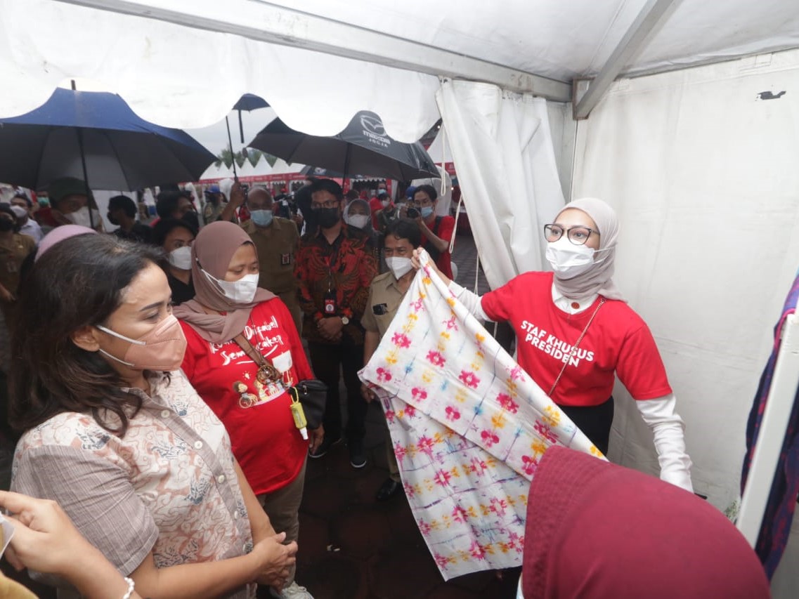 Kunjungan Staf Ahli Presiden RI Angkie Yudistia ke gerai UMKM Disabilitas didampingi Istri Walikota Semarang dan Adi Setiyo Nugroho.