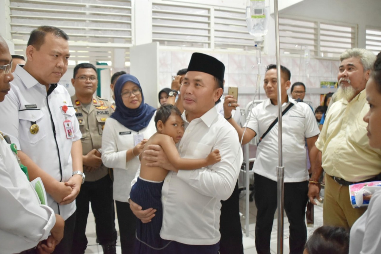 Gubernur Kalimantan Tengah Sugianto Sabran memangku seorang pasien anak saat mengunjungi RS Umum Daerah dr Doris Sylvanus Palangka Raya.