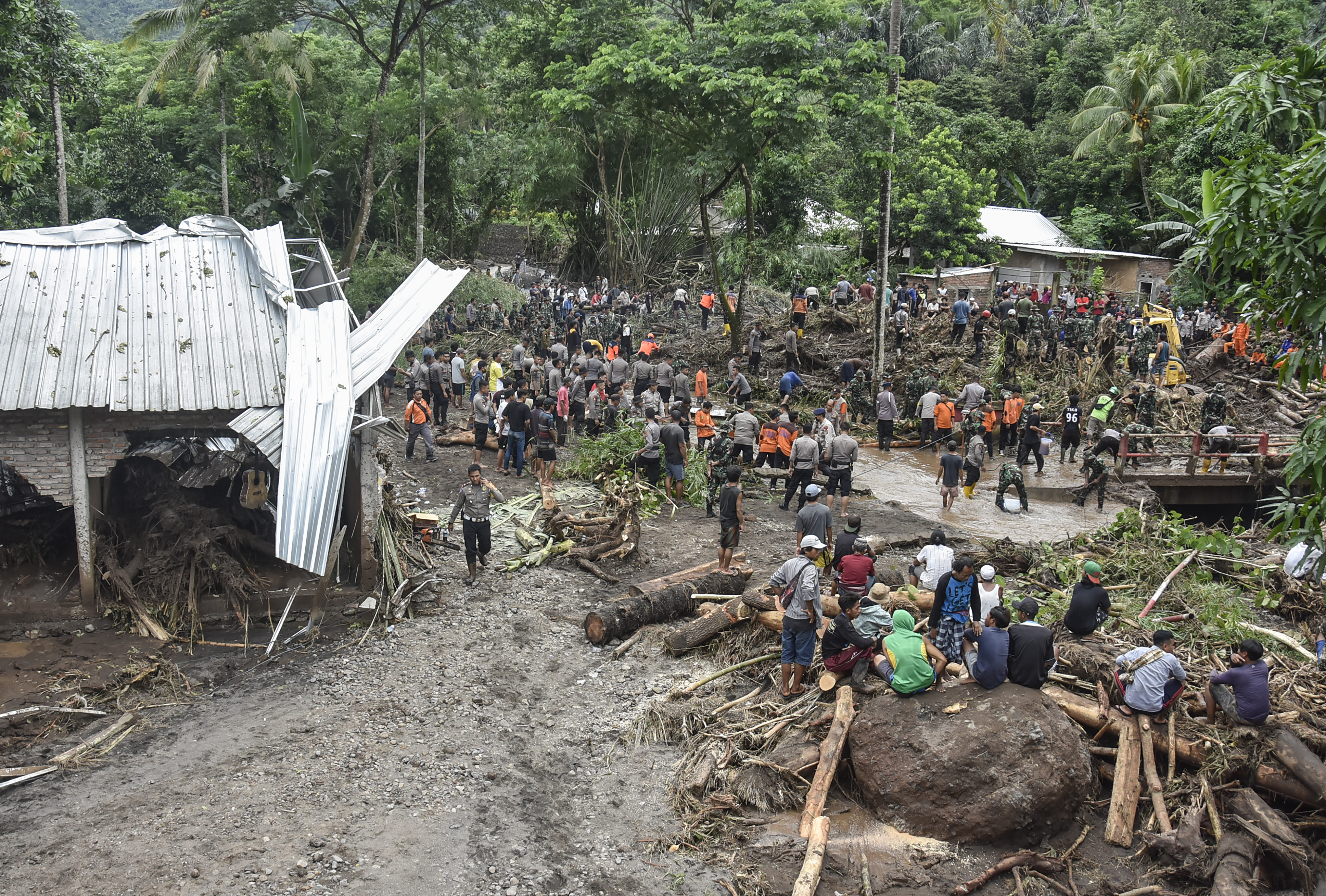Sejumlah anggota Polisi, TNI, Basarnas dan warga melakukan pencarian korban banjir di Dusun Batulayar Utara, Lombok Barat, NTB.