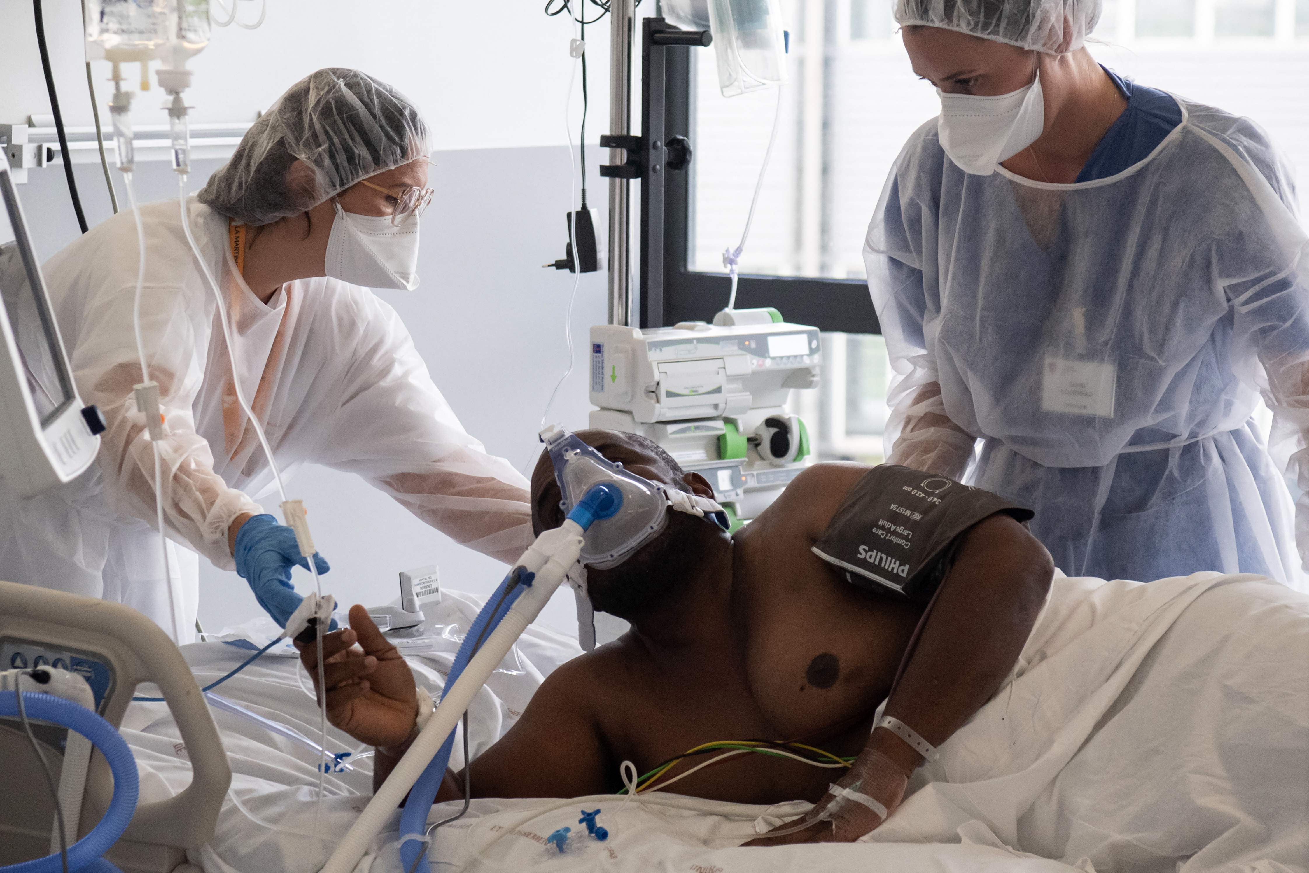 Petugas medis tengah memberi penanganan medis kepada pasien Covid-19 di Fort-de-France, Prancis, Rabu (1/12). 