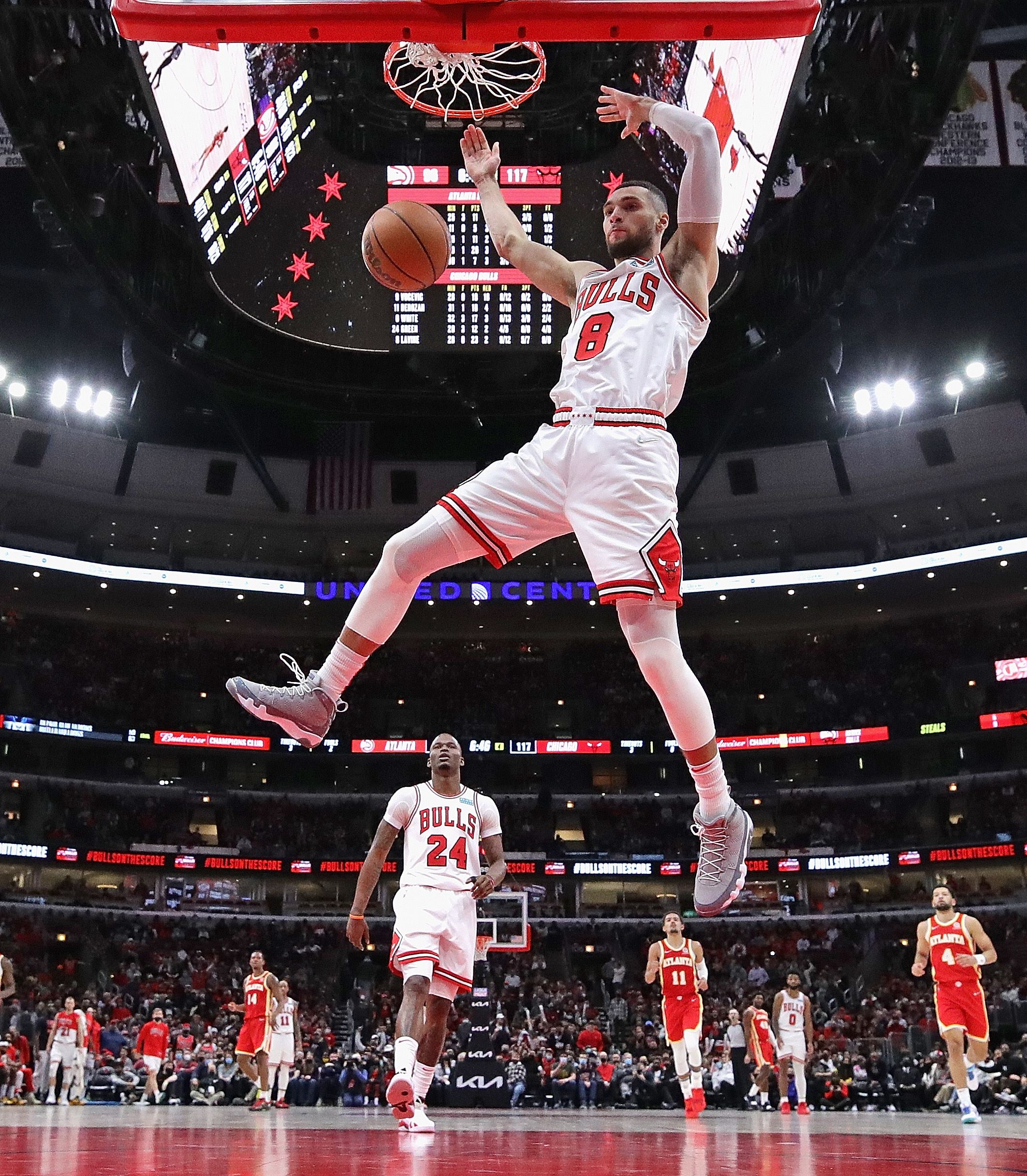 Pebasket Jack LaVine dari Chicago Bulls melakukan aksi dunk saat timnya melawan Atlanta Hawks. 