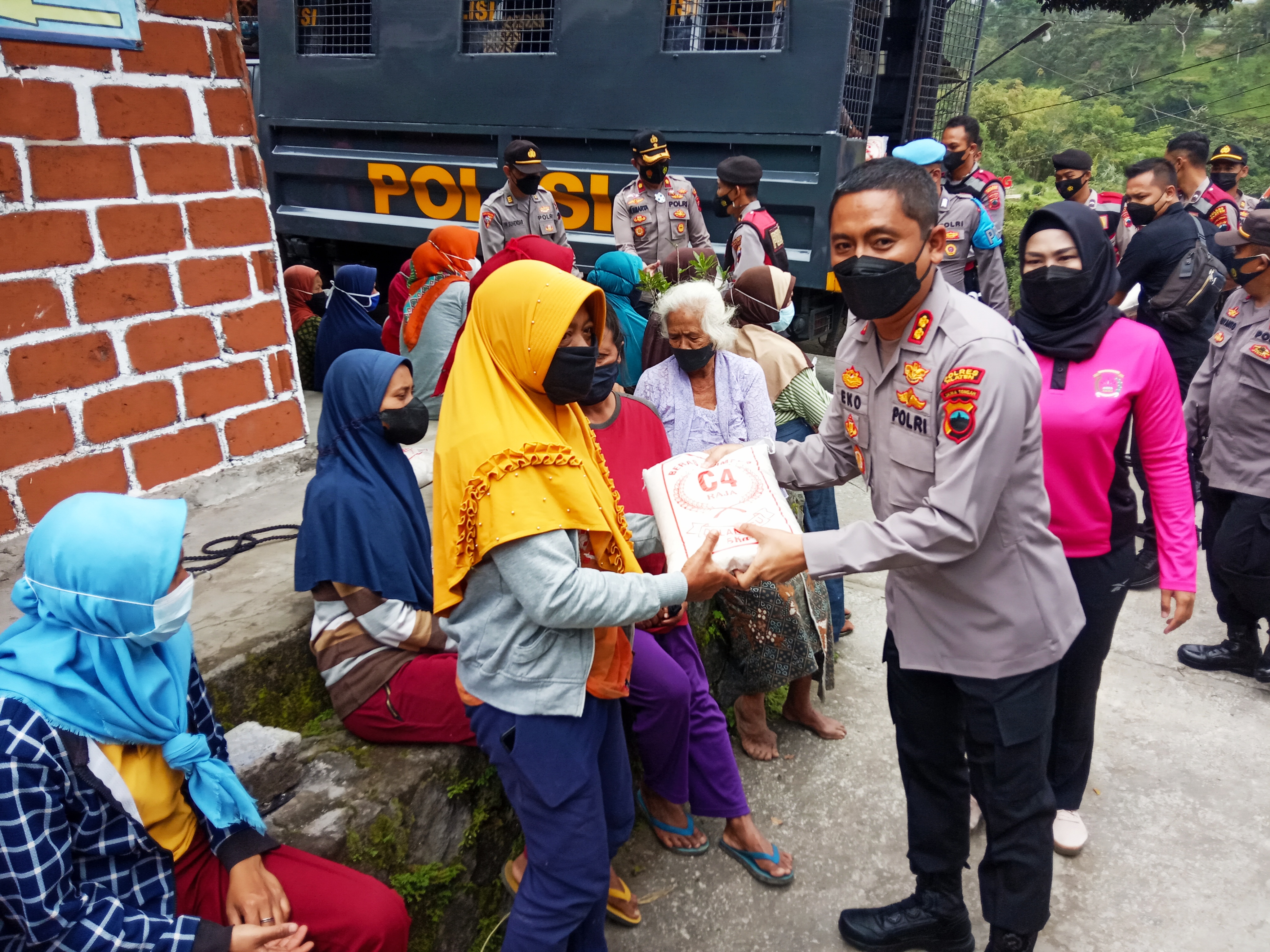 Kapolres AKB Eko Prasetyo menyerahkan paket beras bantuan Polres Klaten. 