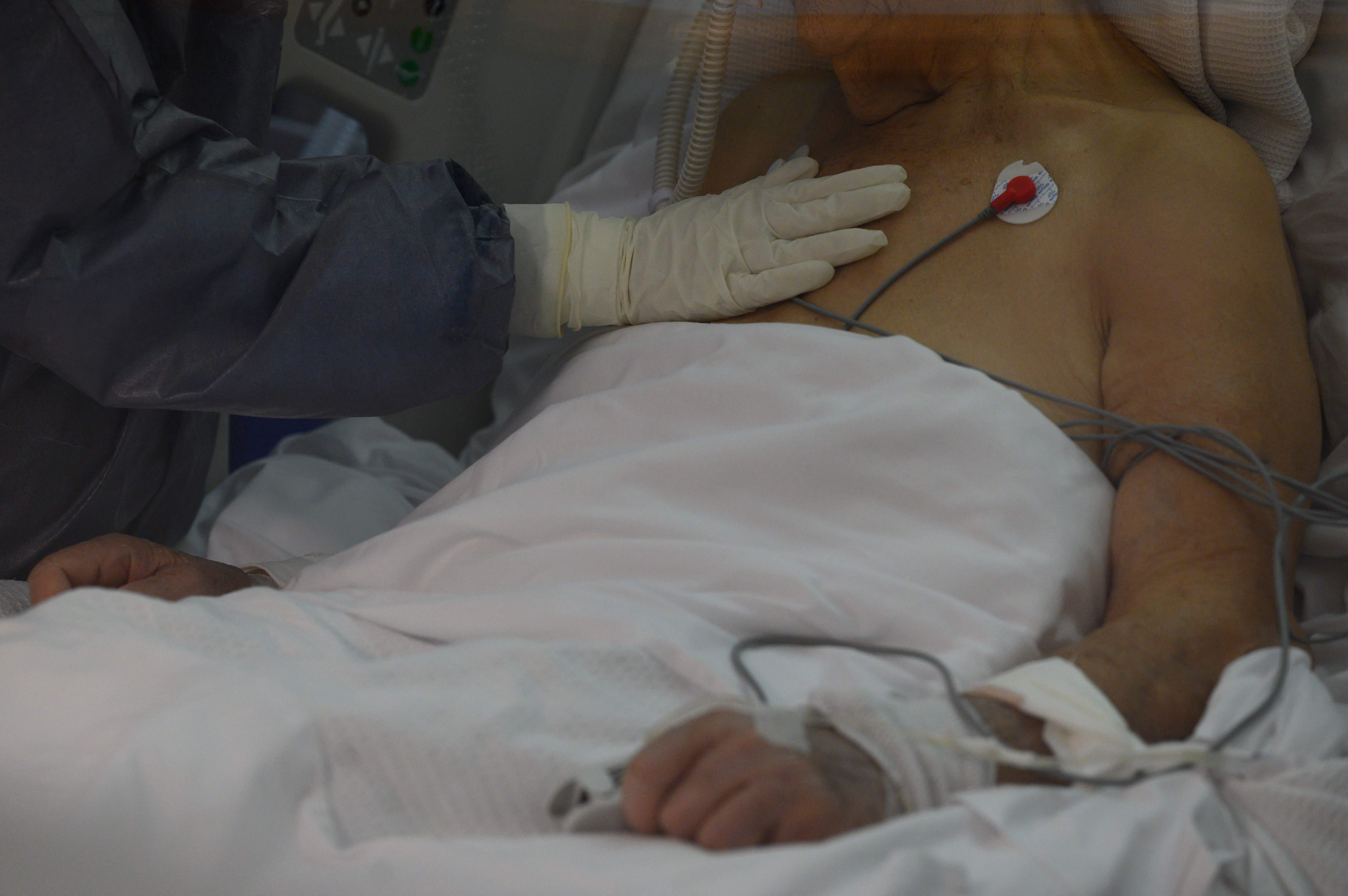 Seorang tenaga kesehatan merawat pasien covid-19 di ICU rumah sakit di Montevideo, Uruguay. 