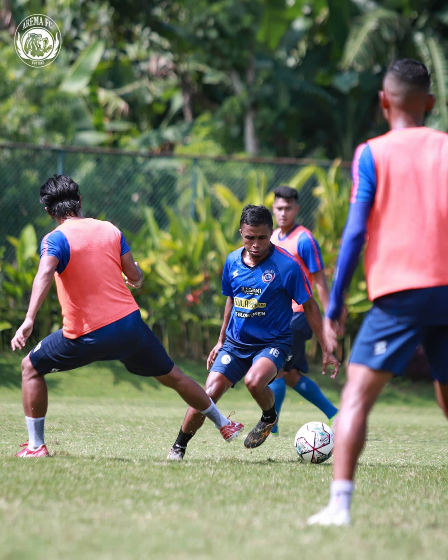 Skuad Arema FC tengah berlatih sebelum laga lawan Borneo FC