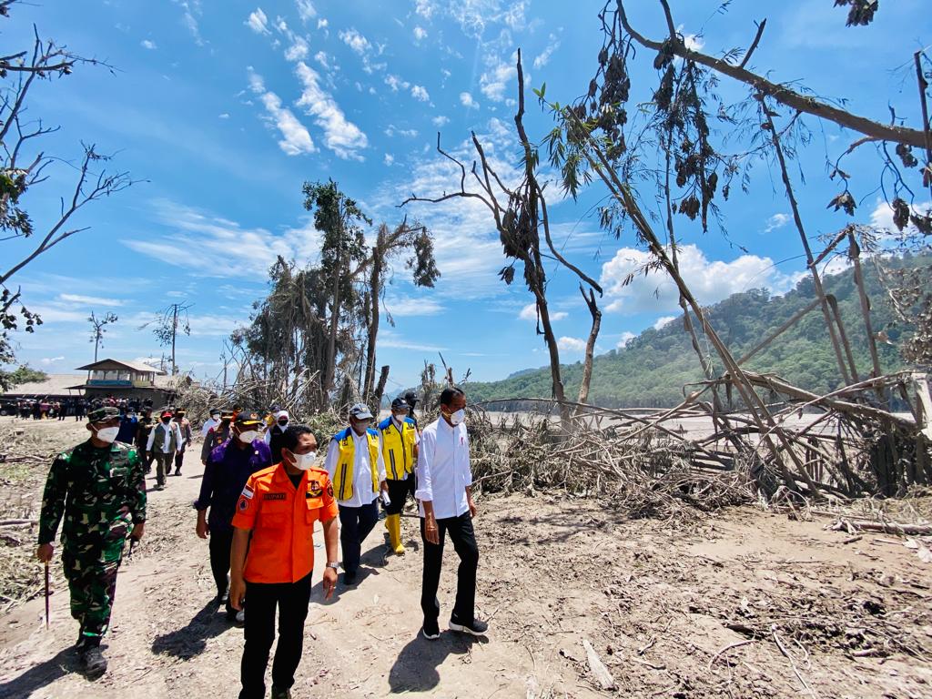   Presiden Joko Widodo dan Menteri PU-Pera Basuki Hadimuljono di lokasi bencana erupsi Gunung Semeru. 