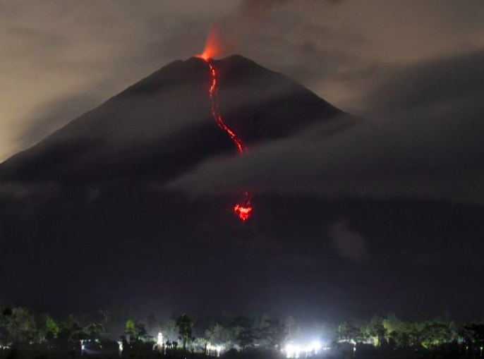 Gunung Semeru mengeluarkan lava pijar terlihat dari Desa Oro Oro Ombo, Lumajang, Jawa Timur, Minggu (17/1/2021). 