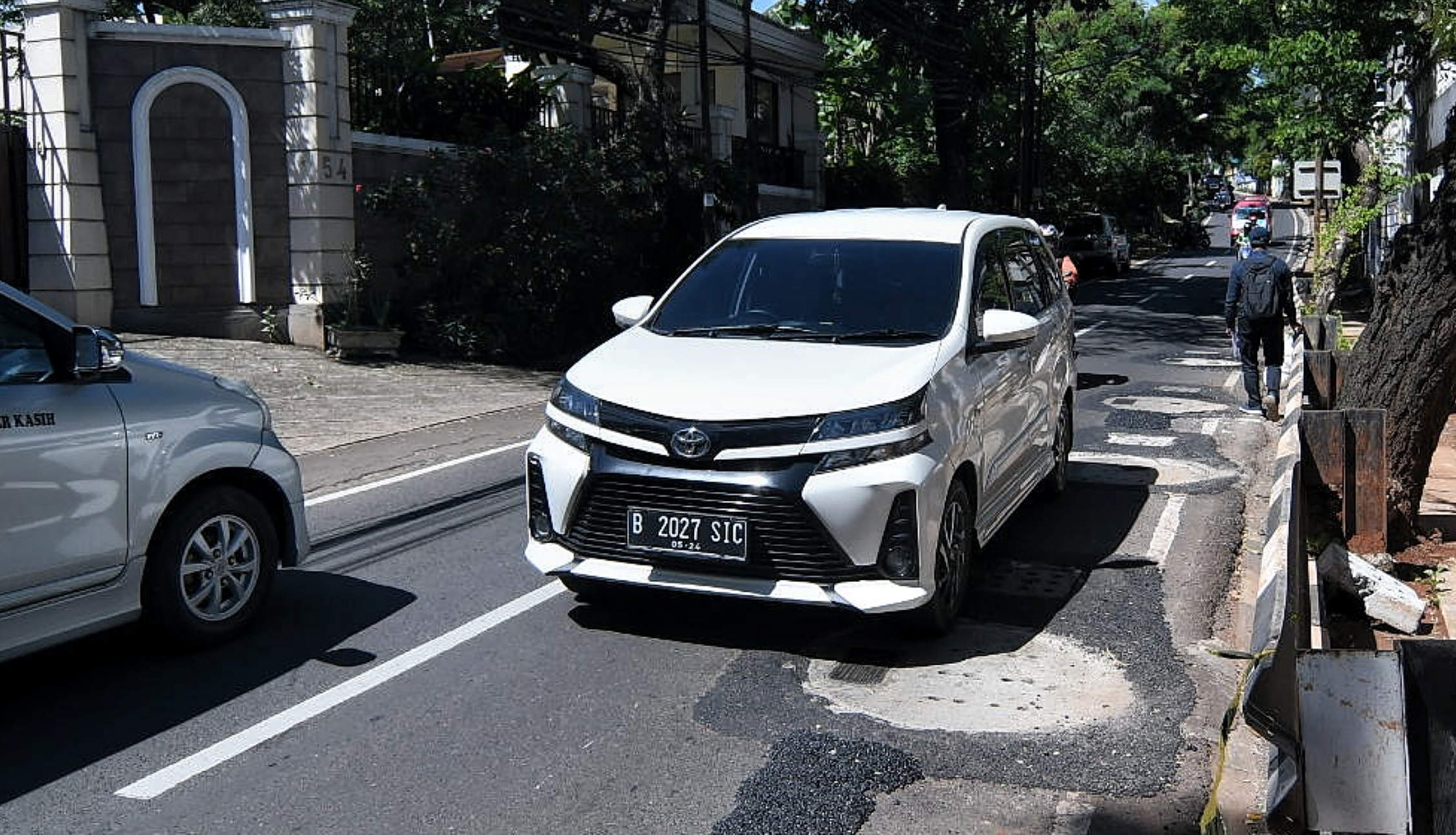 Kendaraan melintas dekat sumur resapan di jalan Lebak Bulus III, Jakarta Selatan.