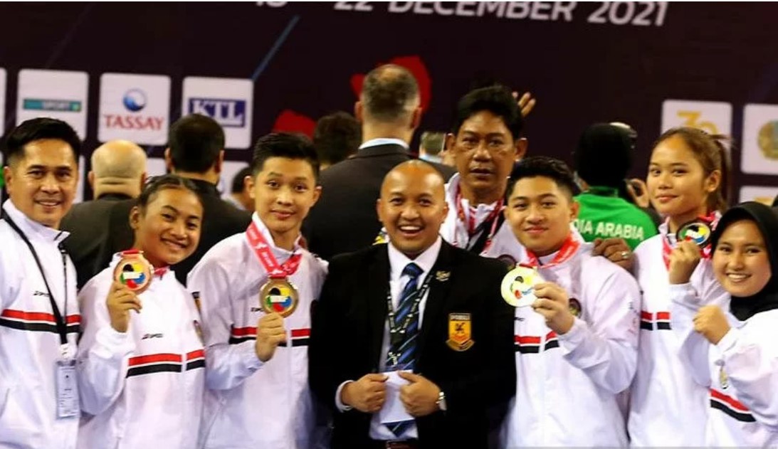 Kontingen Indonesia berpose bersama di hari pertama Kejuaraan Karate Asia di Almaty, Khazakstan, Sabtu (18/12).