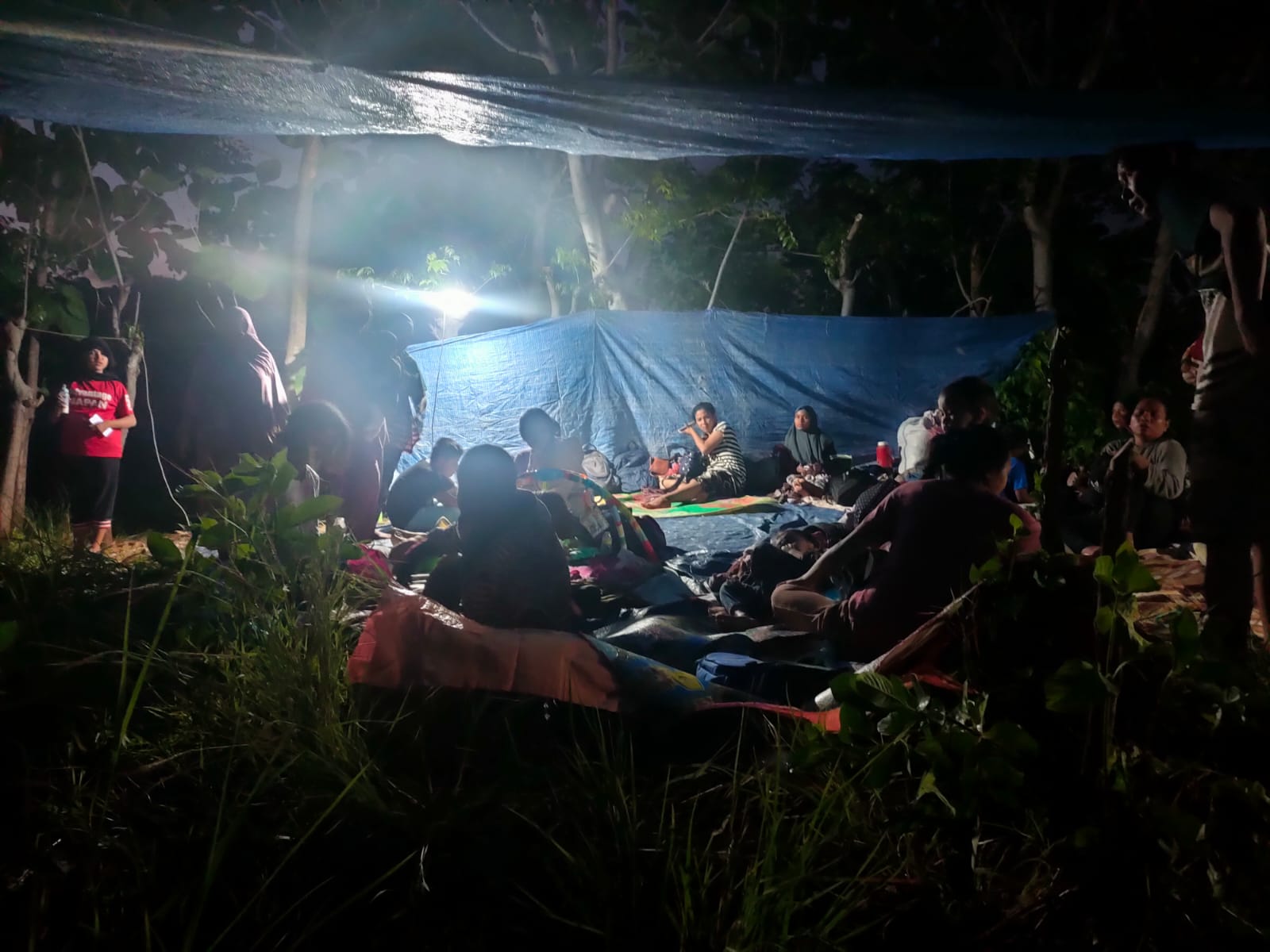Warga Kepulauan di Sikka bermalam di atas bukit dan sebagian di atas kapal, Selasa (14/12) karena takut tsunami. 