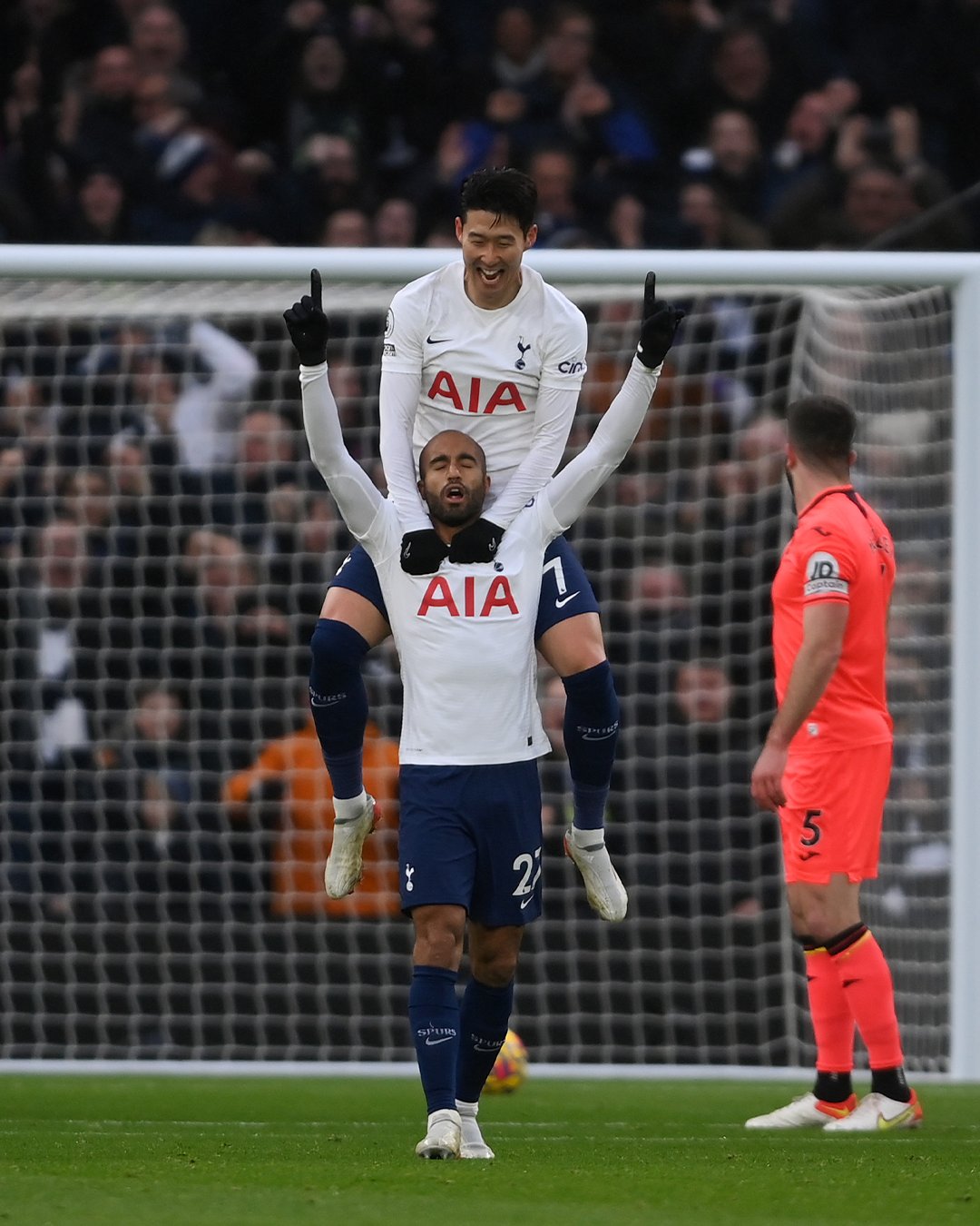Lucas Moura dan Son Heung-min merayakan kemenangan