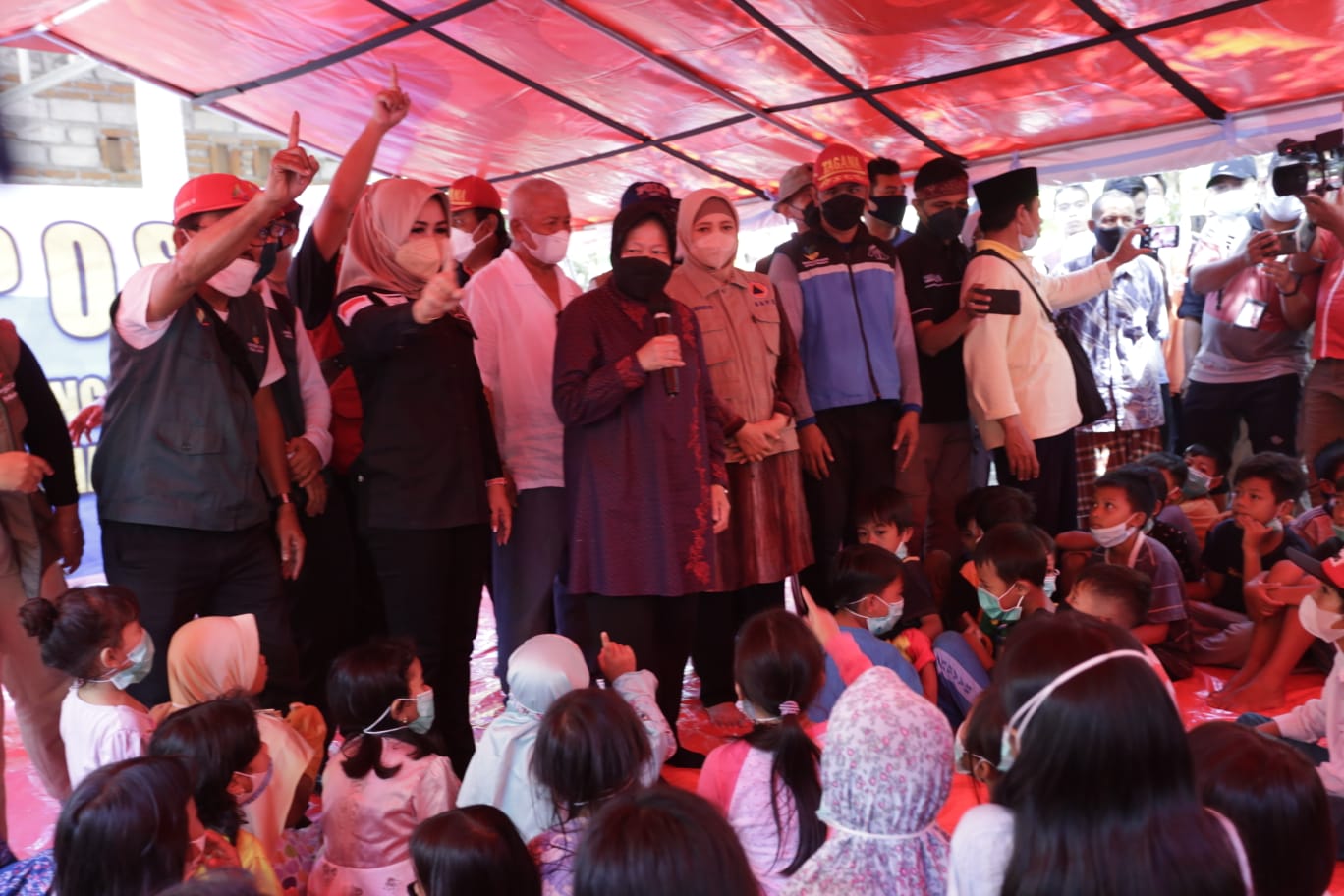 Mensos Tri Rismaharini mengunjungi warga korban banjir dan tanah longsor di Lombok Barat, NTB.