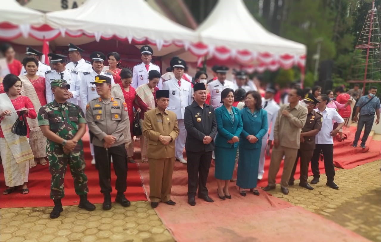 Bupati Tapanuli Utara Nikson Nababan dan Forkopimda berfoto bersama dengan kades terpilih Pilkades serentak 2021, Rabu (22/12)