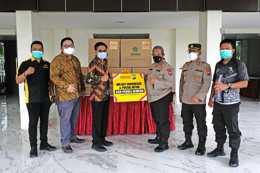 Penyaluran bantuan untuk korban erupsi Semeru secara simbolis.