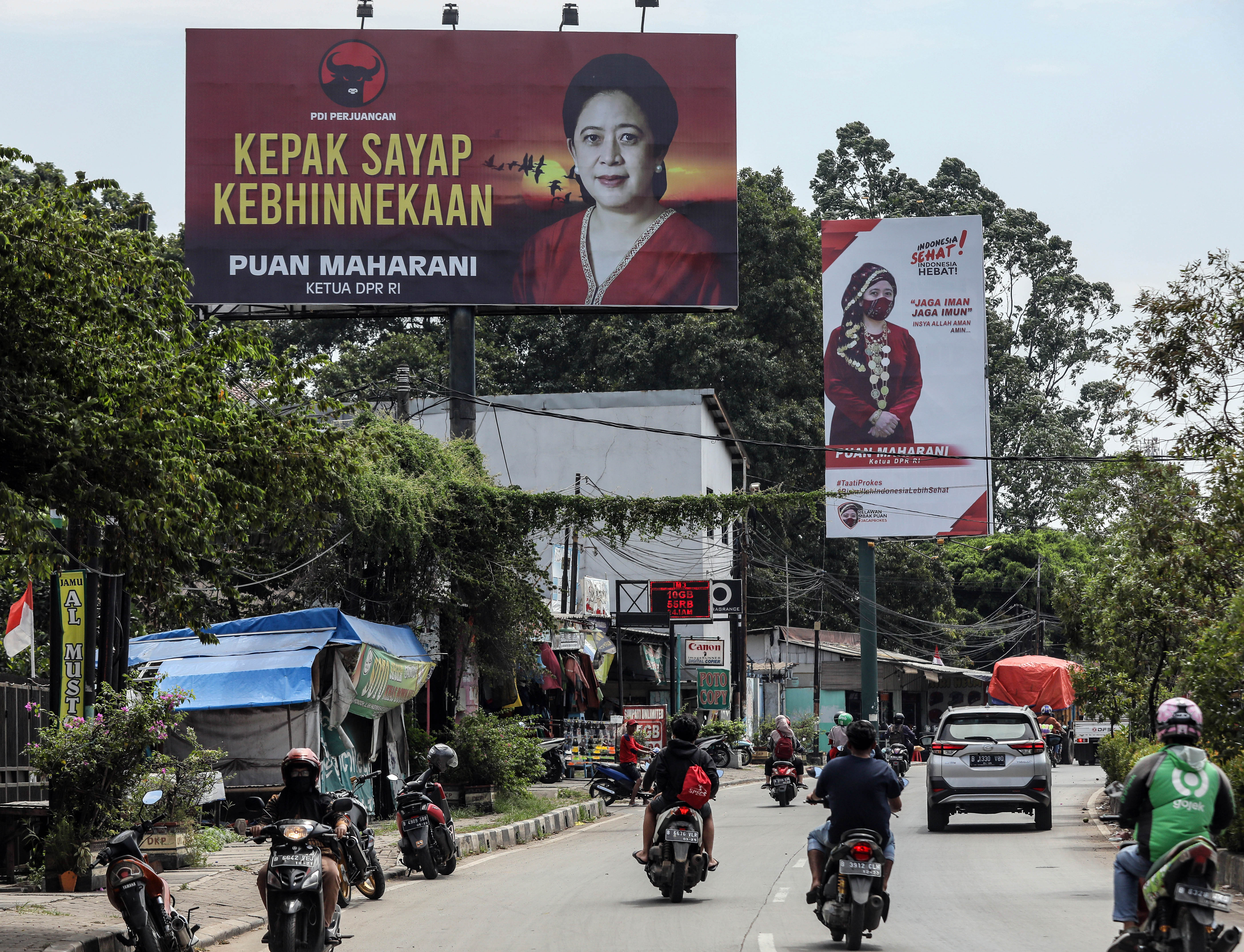 Baliho Ketua DPR sekaligus Ketua DPP Partai Demokrasi Indonesia Perjuangan (PDIP) Puan Maharani terpasang di kawasan Cipondoh, Tangerang