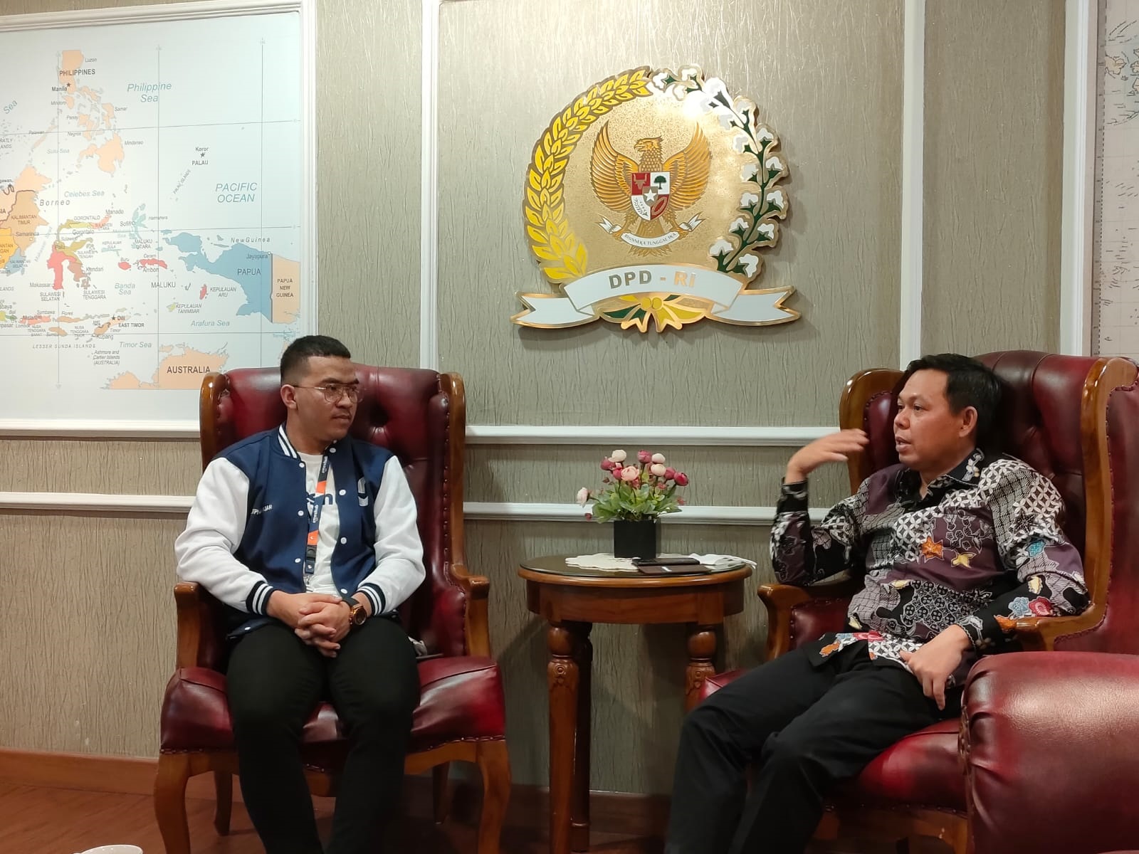 Wakil Ketua DPD  Sultan B Najamudin (kanan)