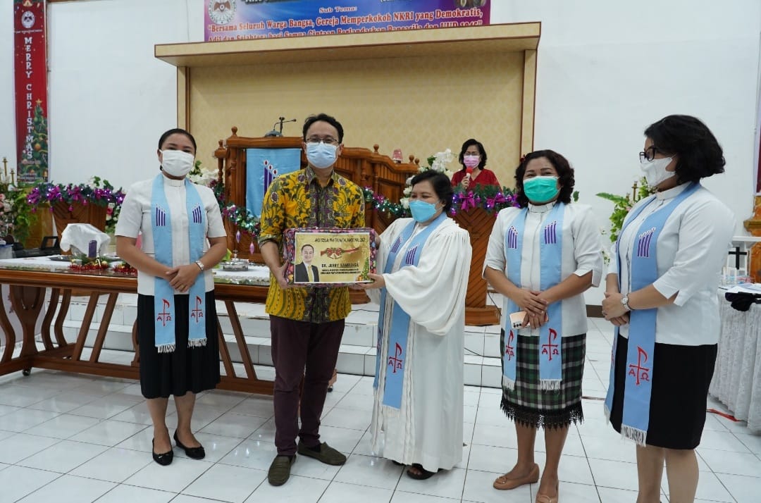 Ketua Umum Panitia Natal Nasional 2021 Jerry Sambuaga menyerahkan bantuan ke panti asuhan dan panti werda serta beberapa gereja di Manado.
