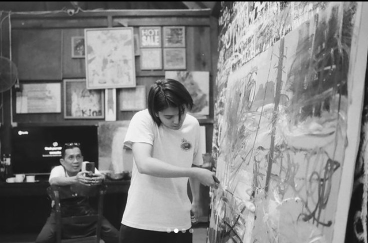 Aktor Iqbaal Ramadhan saat belajar melukis demi peran di film Mencuri Raden Saleh.