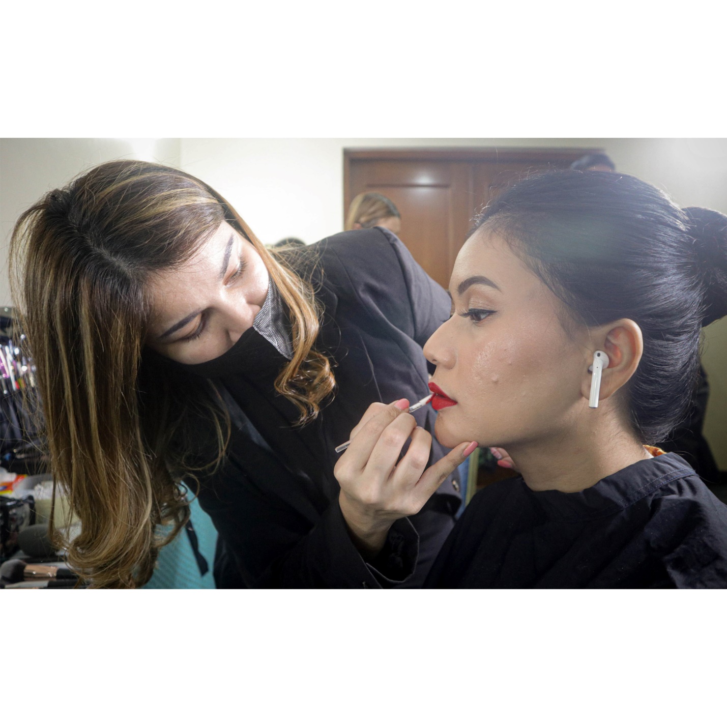 LaSalle College melakukan penataan rias di ajang Piala Citra