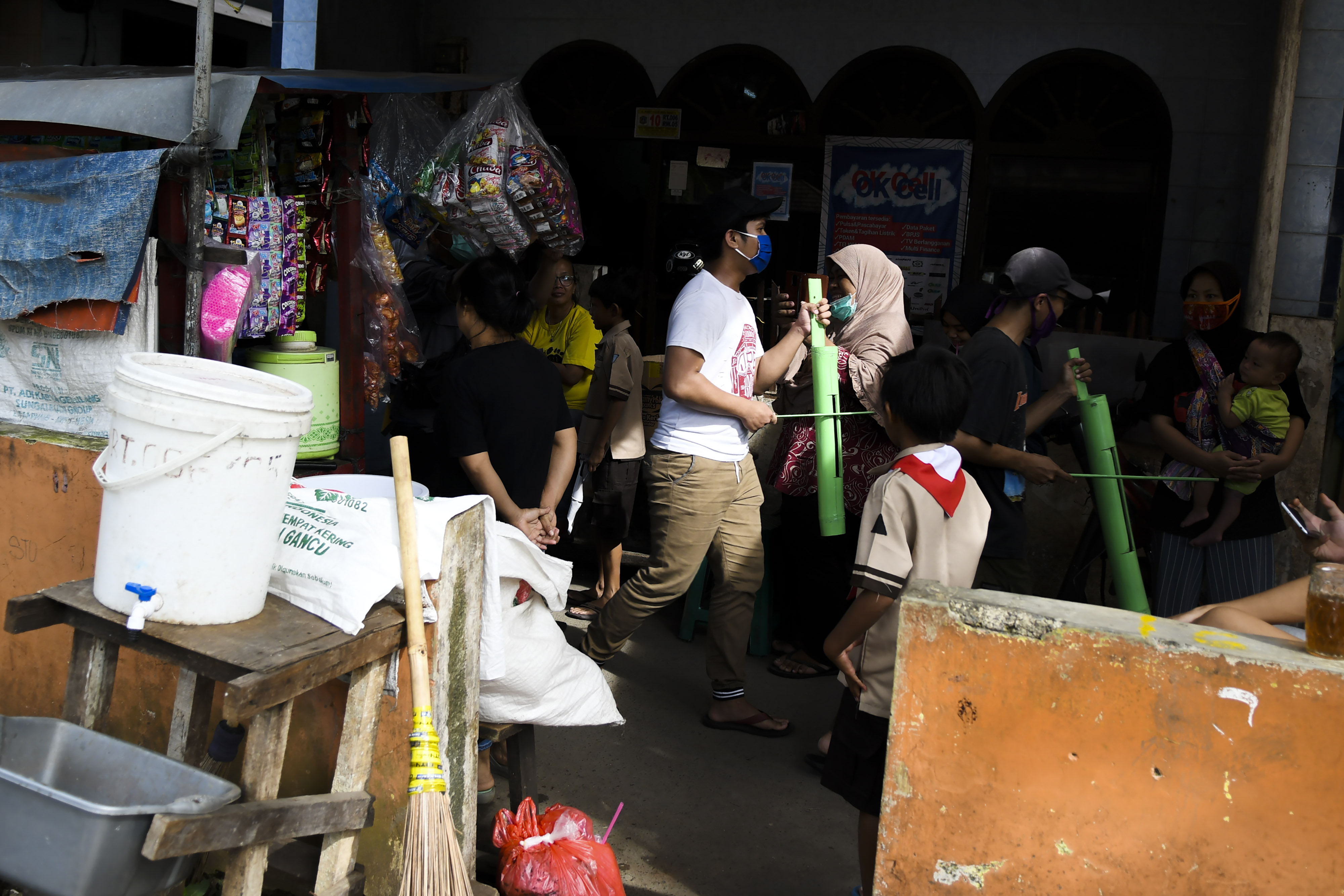 Relawan membunyikan kentongan untuk peringatan banjir saat simulasi Kampung Siaga Bencana di Karet Tengsin, Jakarta, Rabu  (2/12/2020)