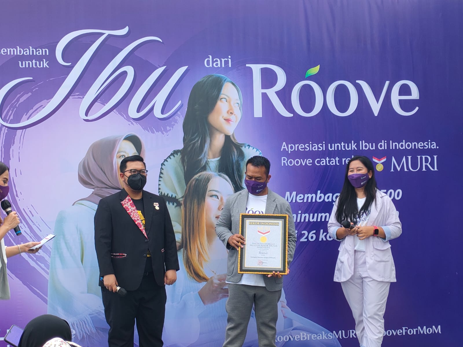 Raih rekor MURI setelah membagi-bagikan 6500 Minuman Gratis di 26 Kota.