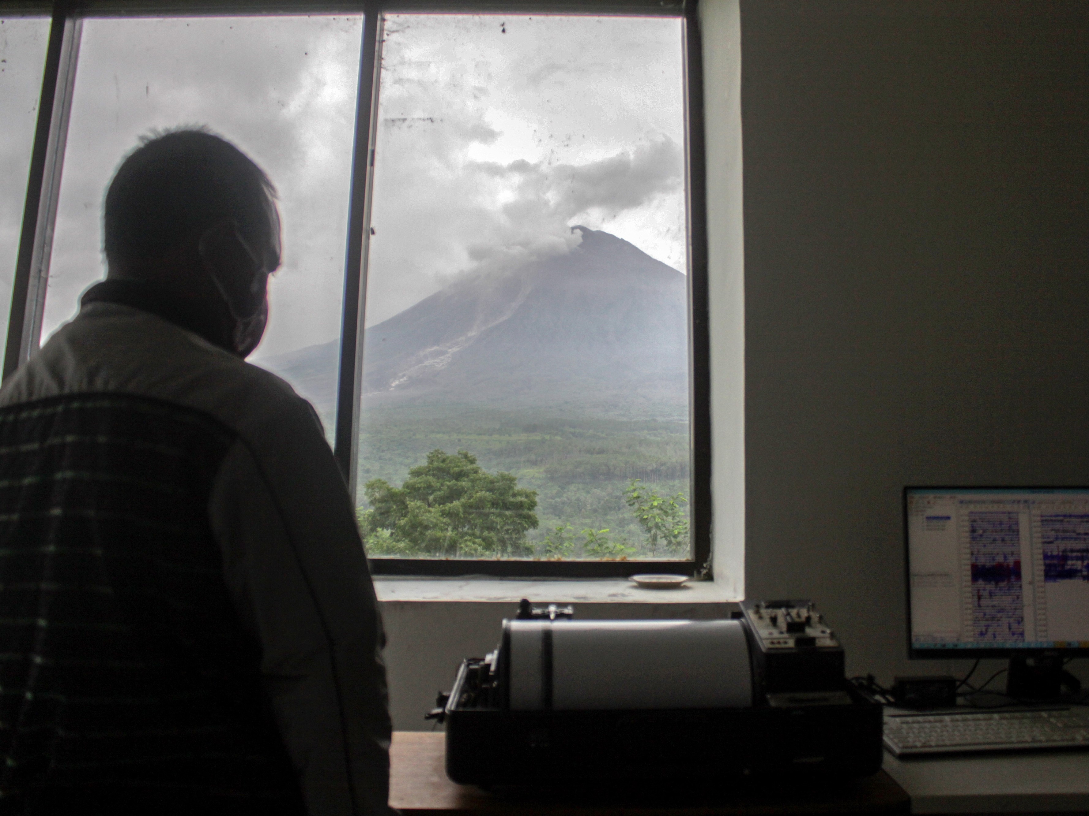 Petugas PVMBG melihat aktivitas Gunung Semeru melalui seismograf dari pos pantau di desa Susa Sumberwuluh, Candipuro, Lumajang, Jatim.