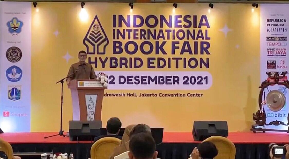 Menteri Pariwisata dan Ekonomi Kreatif RI Sandiaga Salahuddin Uno, membuka secara resmi IIBF 2021, Sabtu (11/12)
