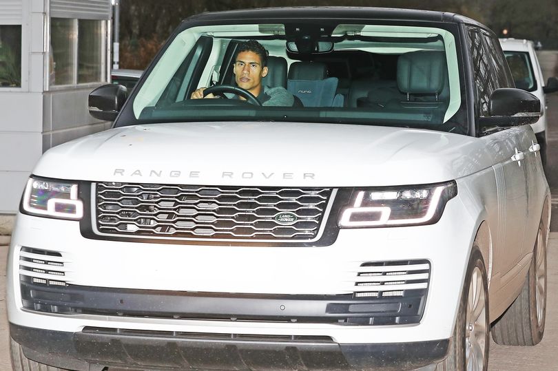 Rapharl Varane memasuki pusat latihan Manchester United