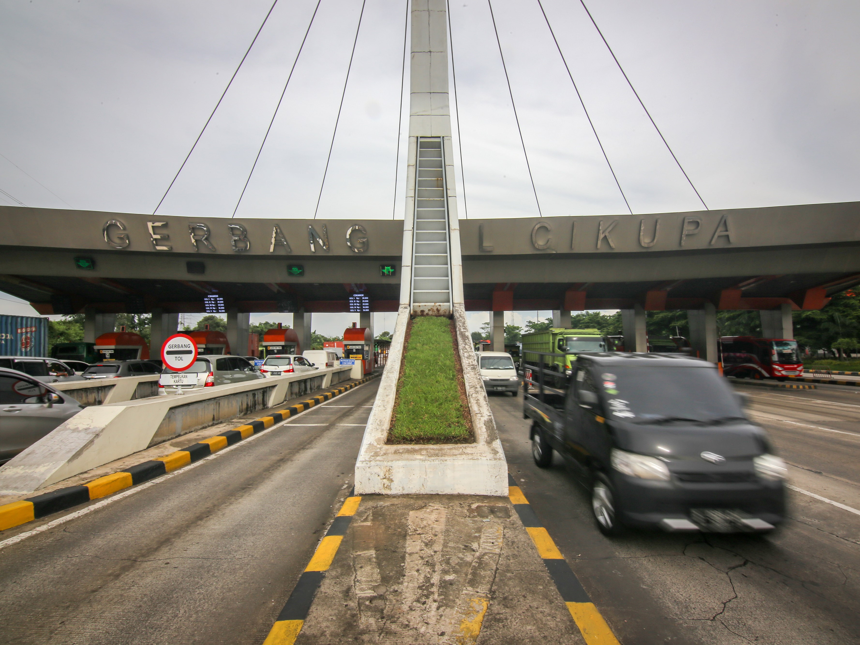 Sejumlah kendaraan melintasi ruas Tol Tangerang-Merak di Cikupa, Kabupaten Tangerang, Banten, Selasa (11/2/2020). 